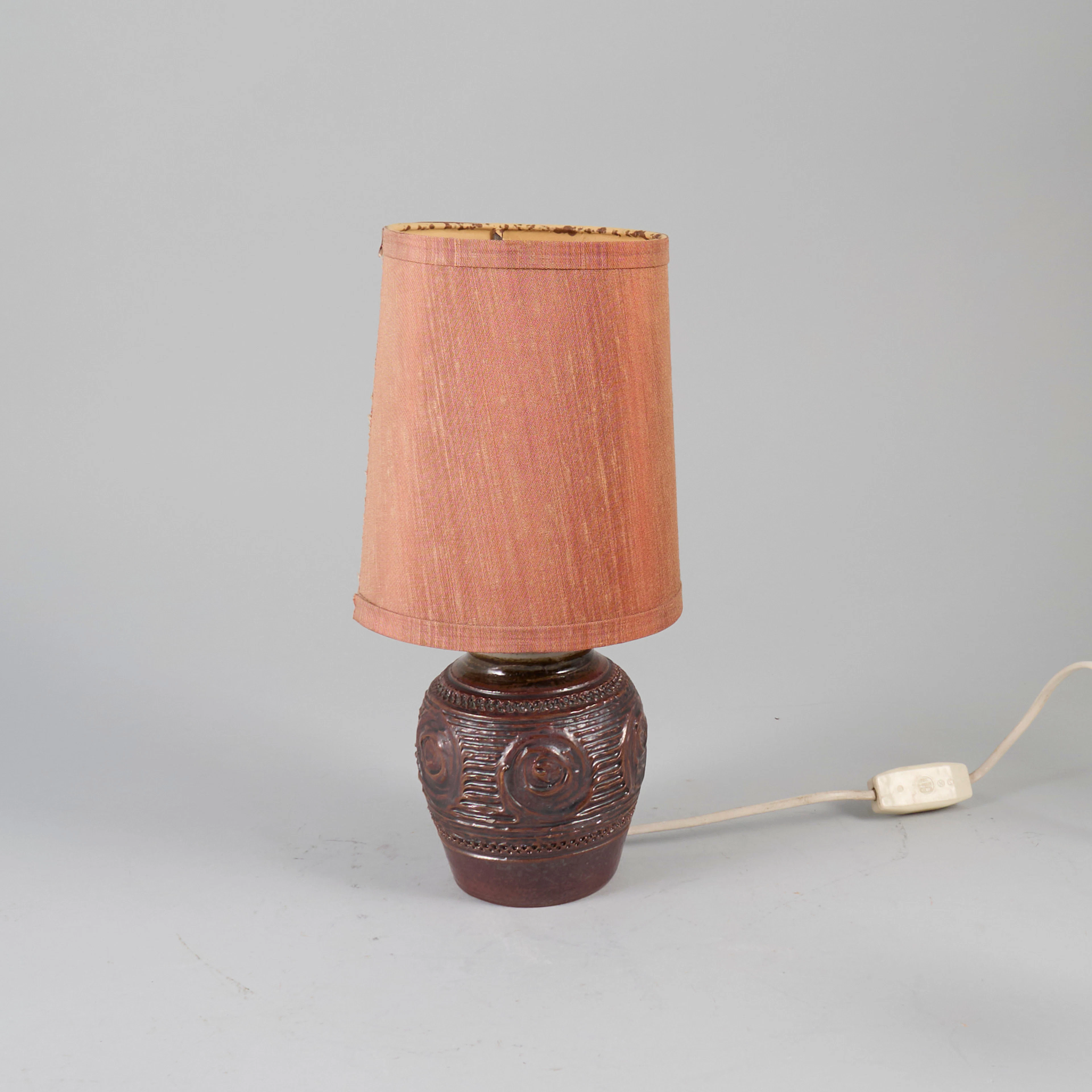 BORDSLAMPA Keramik. Bär dedikation "Jörgen Kjaergaard".