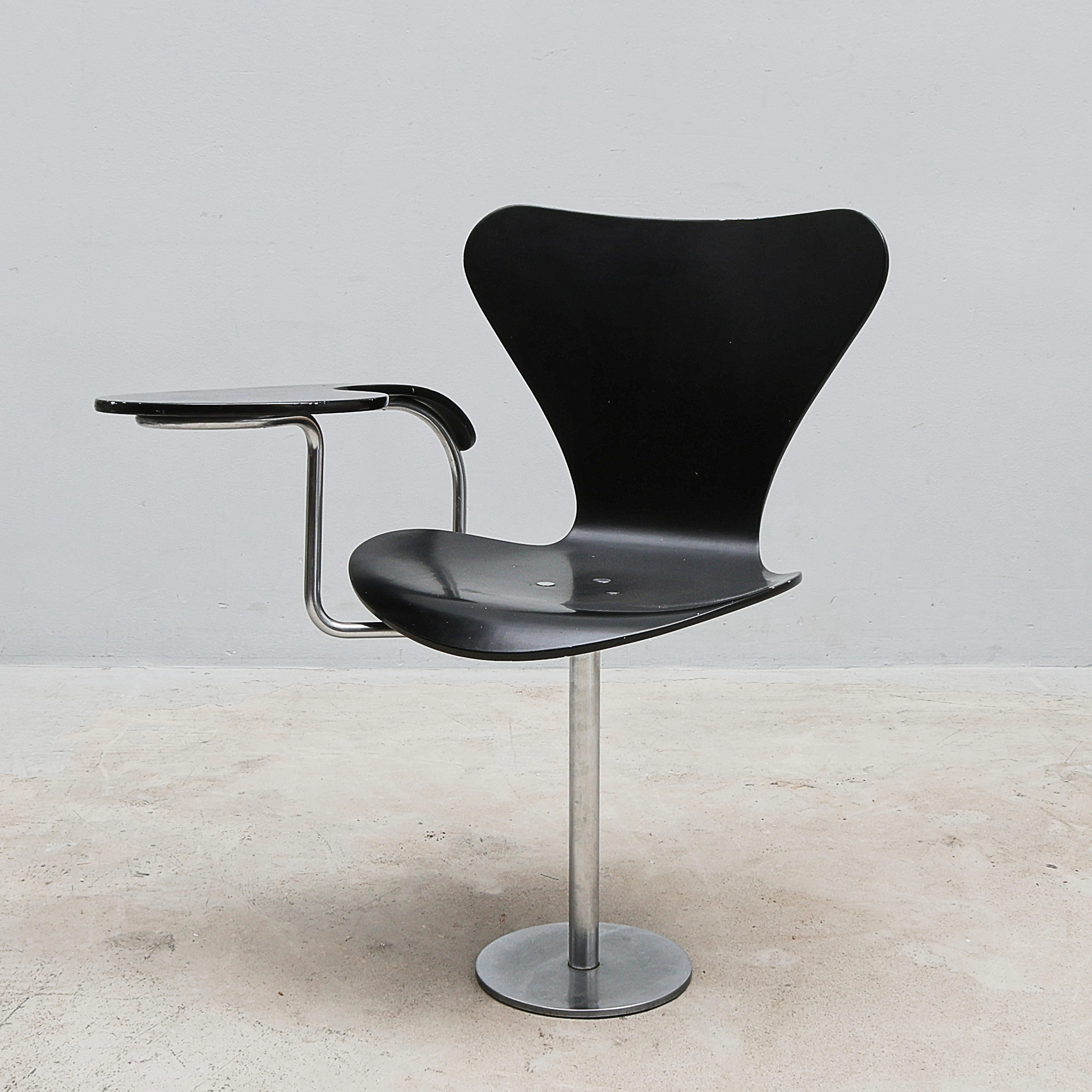 ARNE JACOBSEN. Stol, Sjuan, med skrivskiva, För Fritz Hansen 1989.
