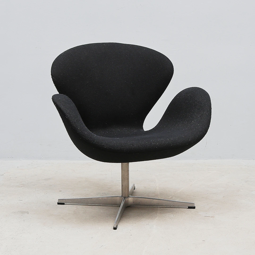 ARNE JACOBSEN. Fåtölj, "Svanen", för Fritz Hansen.