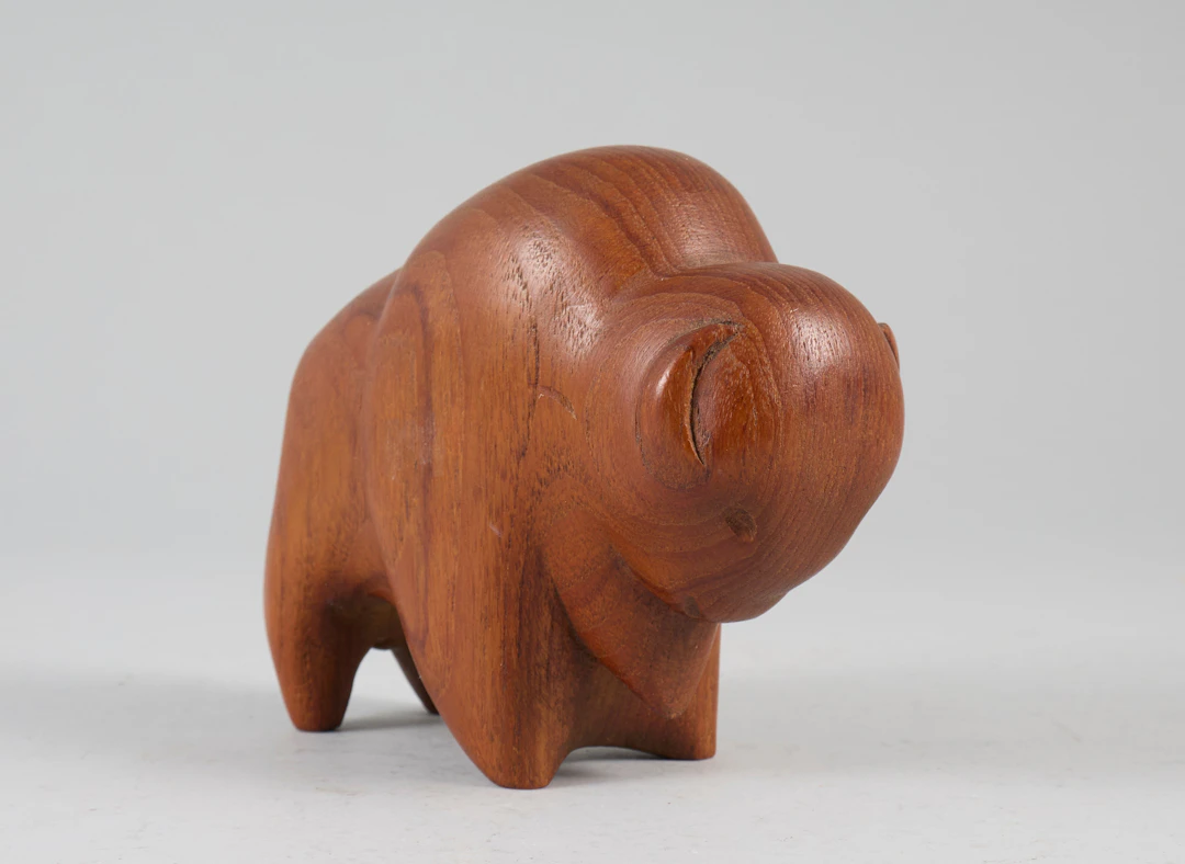 ALAN MIDDLETON. Skulptur, Bison, teak.