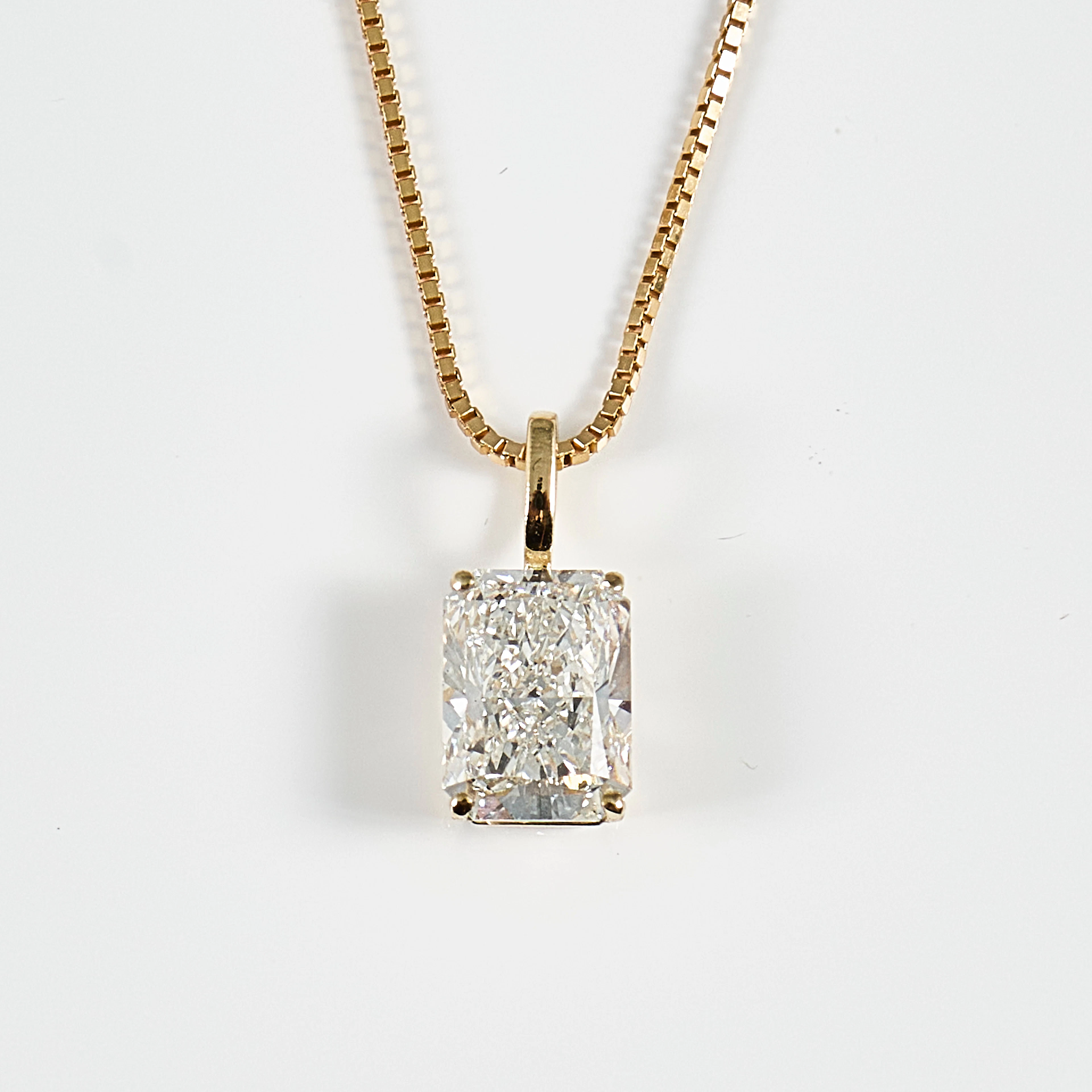 HÄNGE i 14K med lab diamant 2,02ct. IGI-certifikat medföljer.