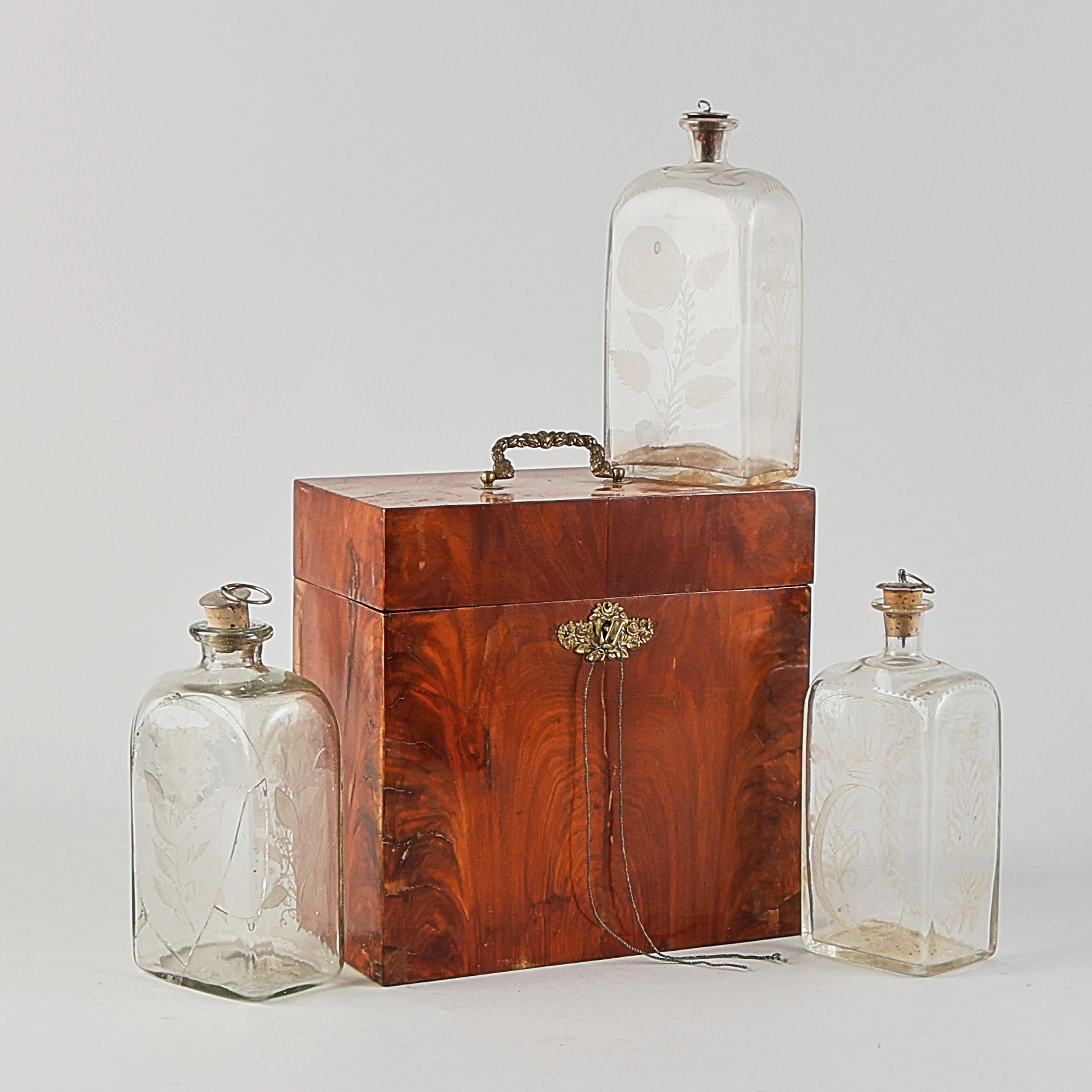 Flaskschatull, 1800-tal, med 3 st flaskor, Mahogny.