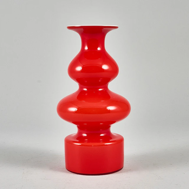 PER LÜTKEN. Vas, "Carnaby", Holmegaard, Danmark. Rött glas, invändigt vittonad.