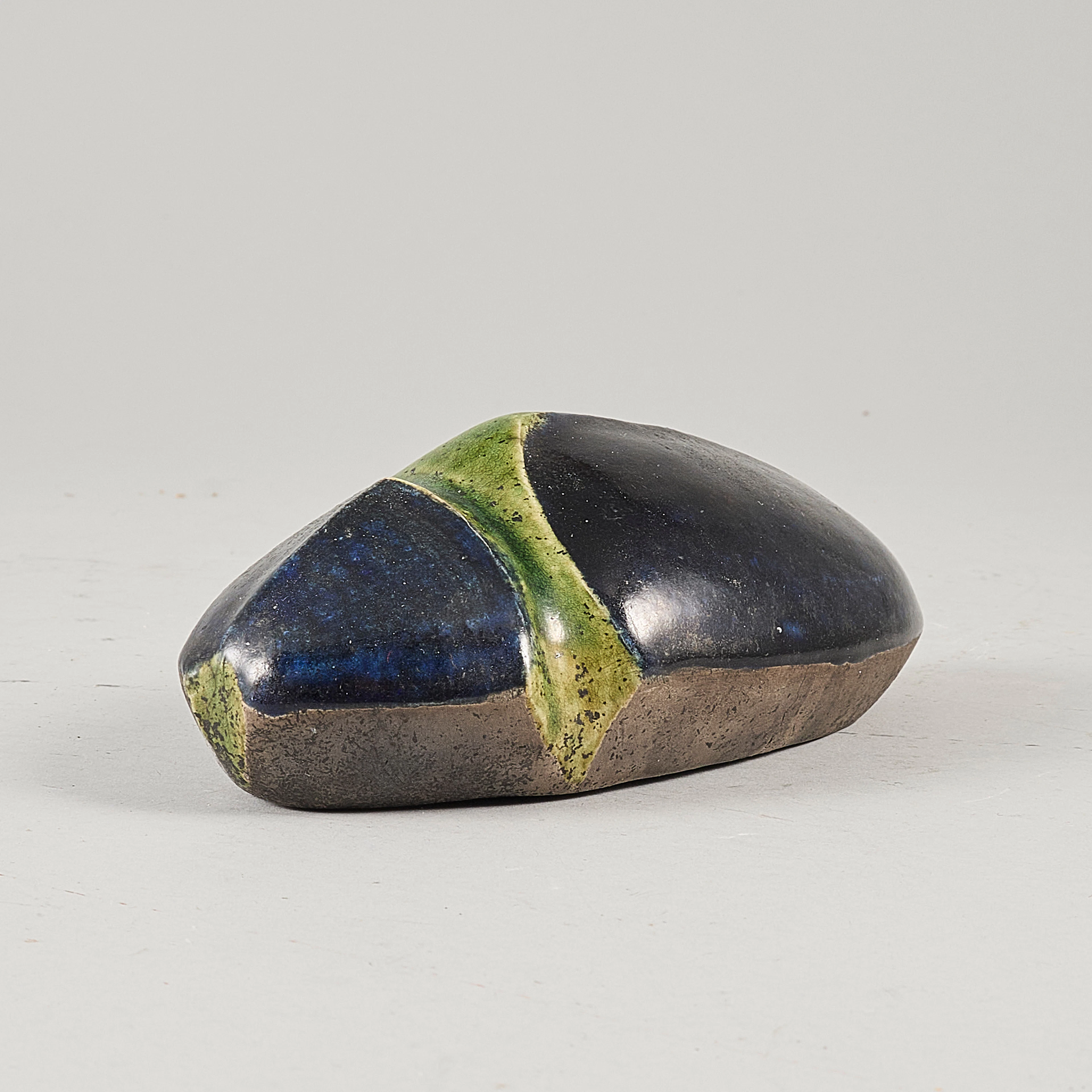 LENA ANDERSSON (1947-2024). Skulptur, Skalbagge, Glaserat Stengods, Signerad.