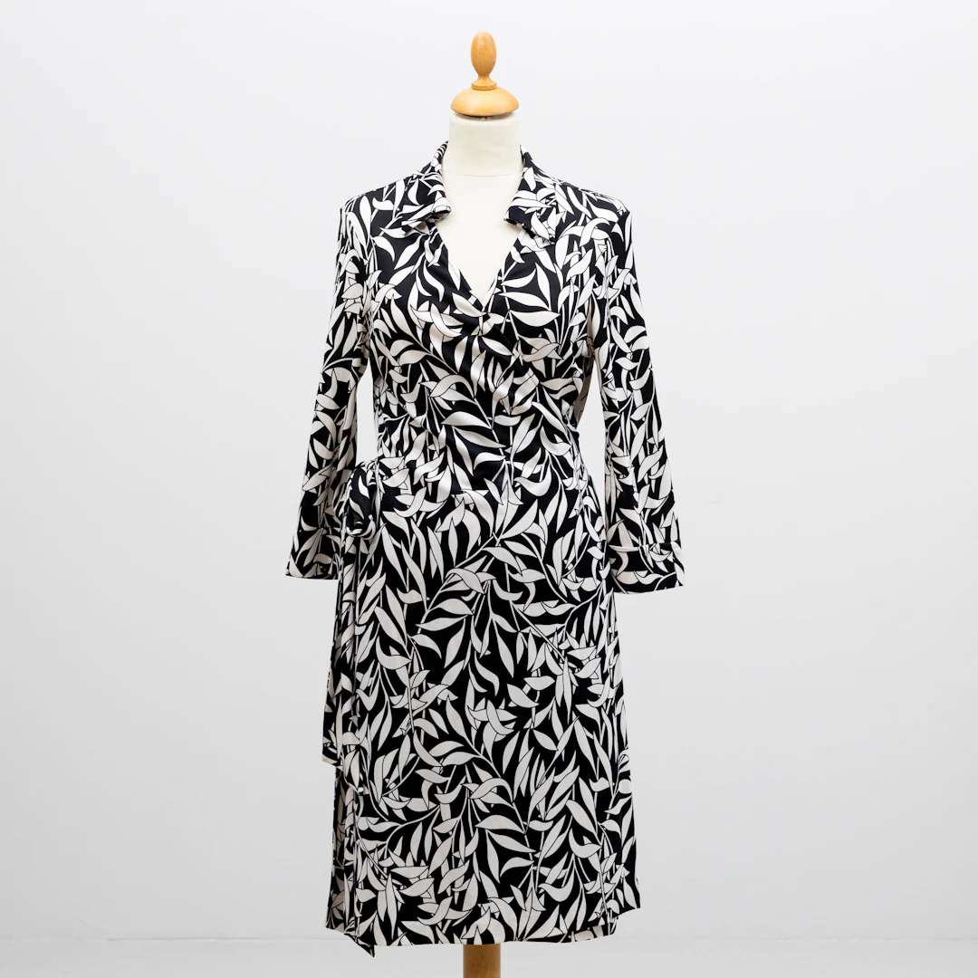 DIANE VON FURSTENBERG. Omlottklänning, storlek amerikansk 12.