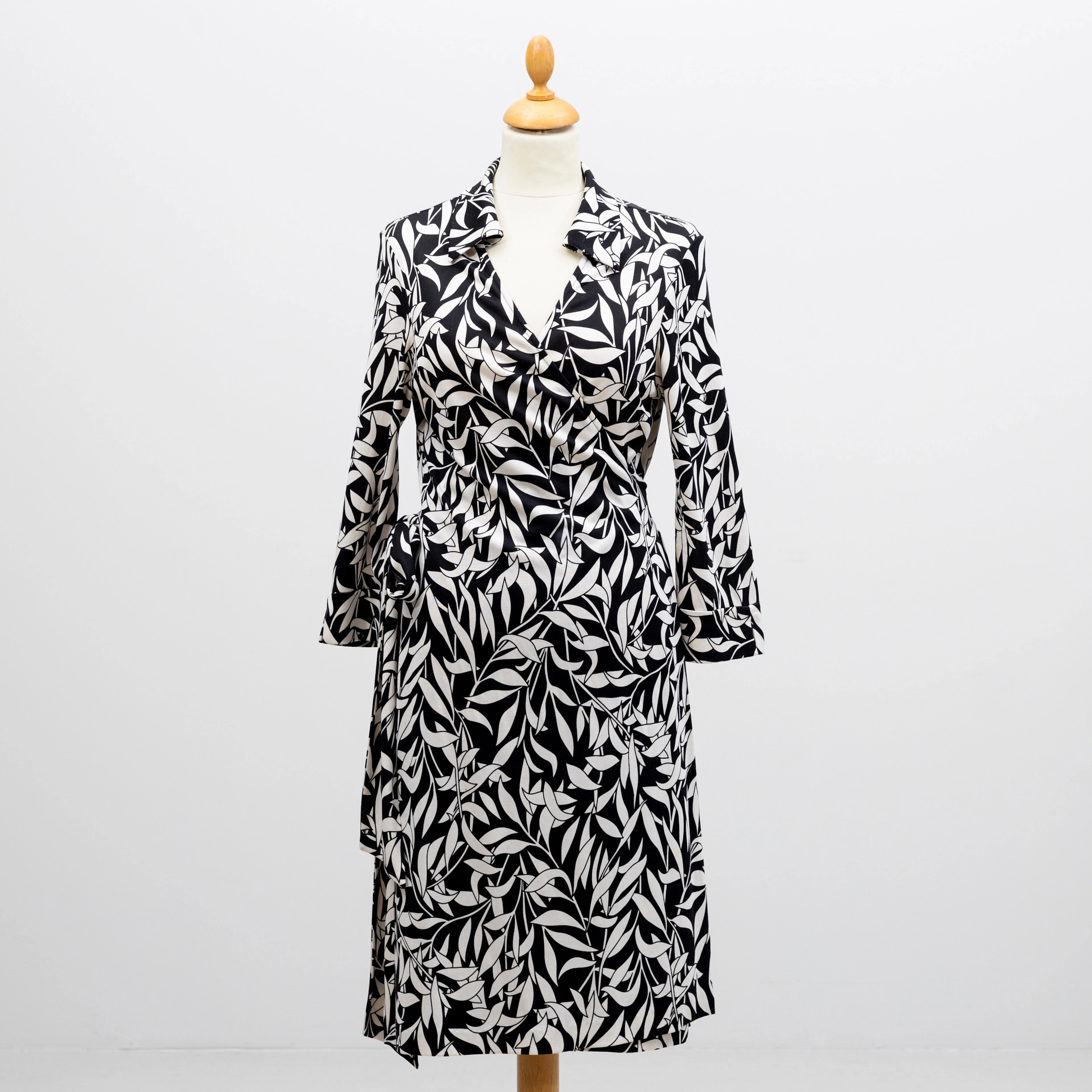 DIANE VON FURSTENBERG. Omlottklänning, storlek amerikansk 12.
