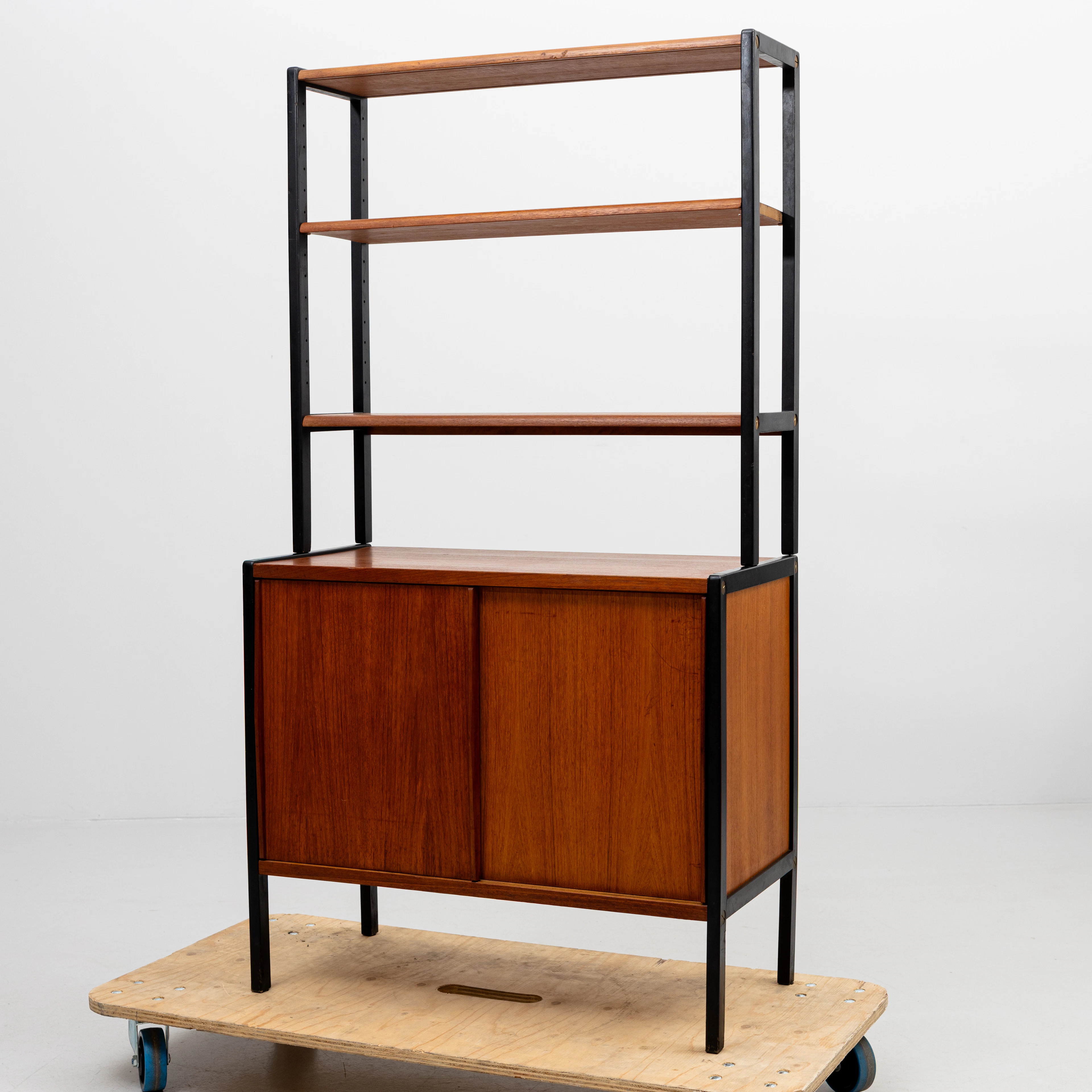 BERTIL FRIDHAGEN. Bokhylla med skåpdel, "Librett", teak, Bodafors