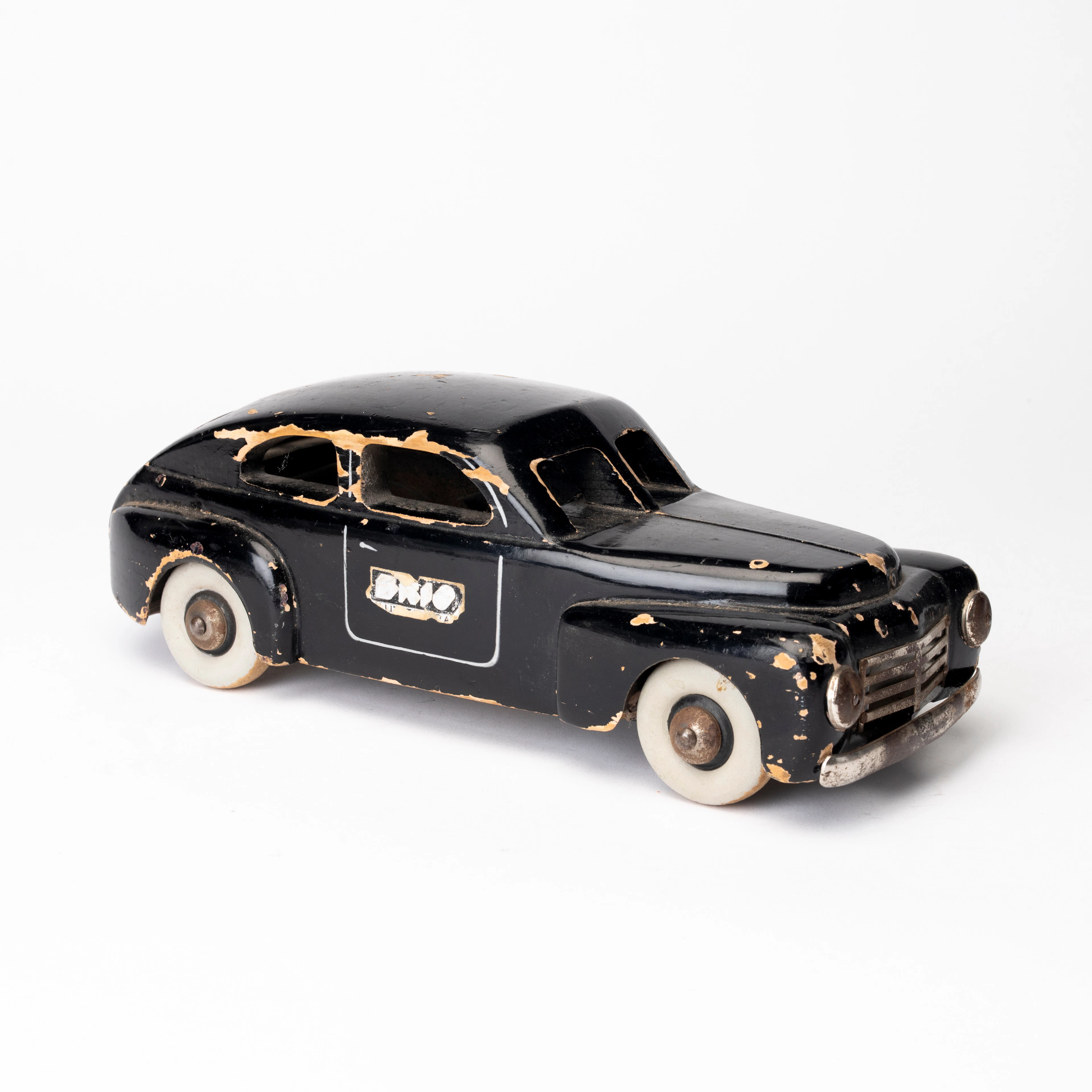 LEKSAKSBIL, bemålat trä , Volvo PV 444 BRIO, etikettmärkt, 1940-tal.