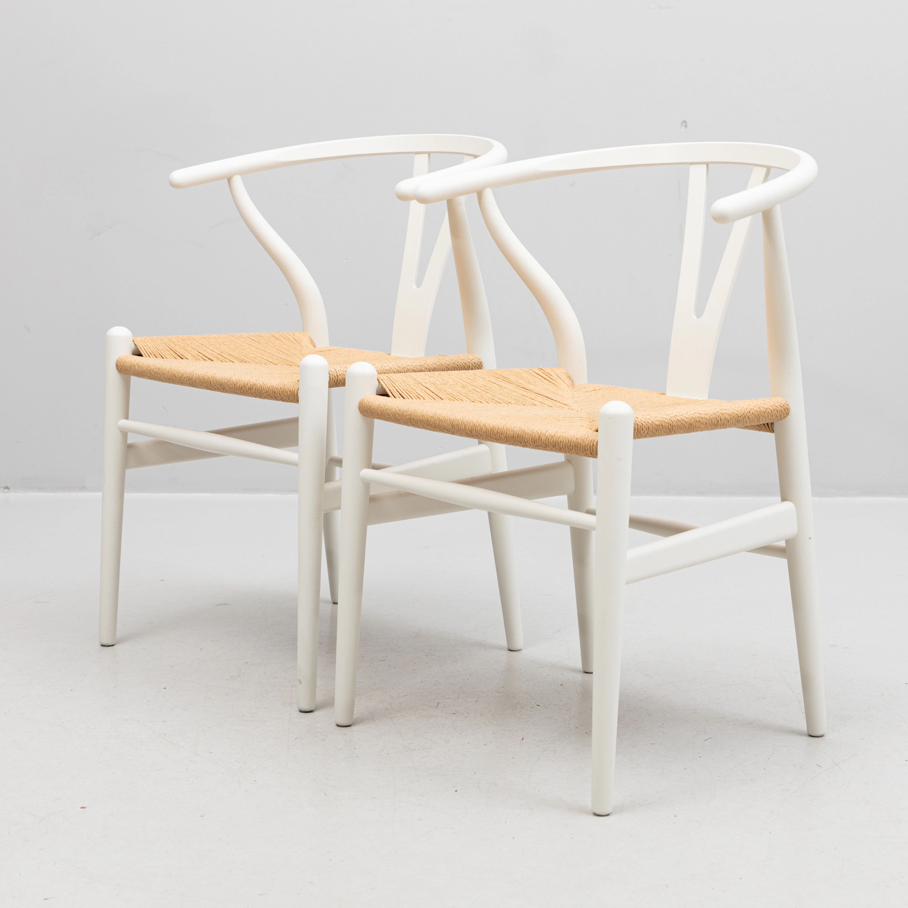 HANS J WEGNER. Karmstolar, ett par, "CH24", Y-stolen, för Carl Hansen