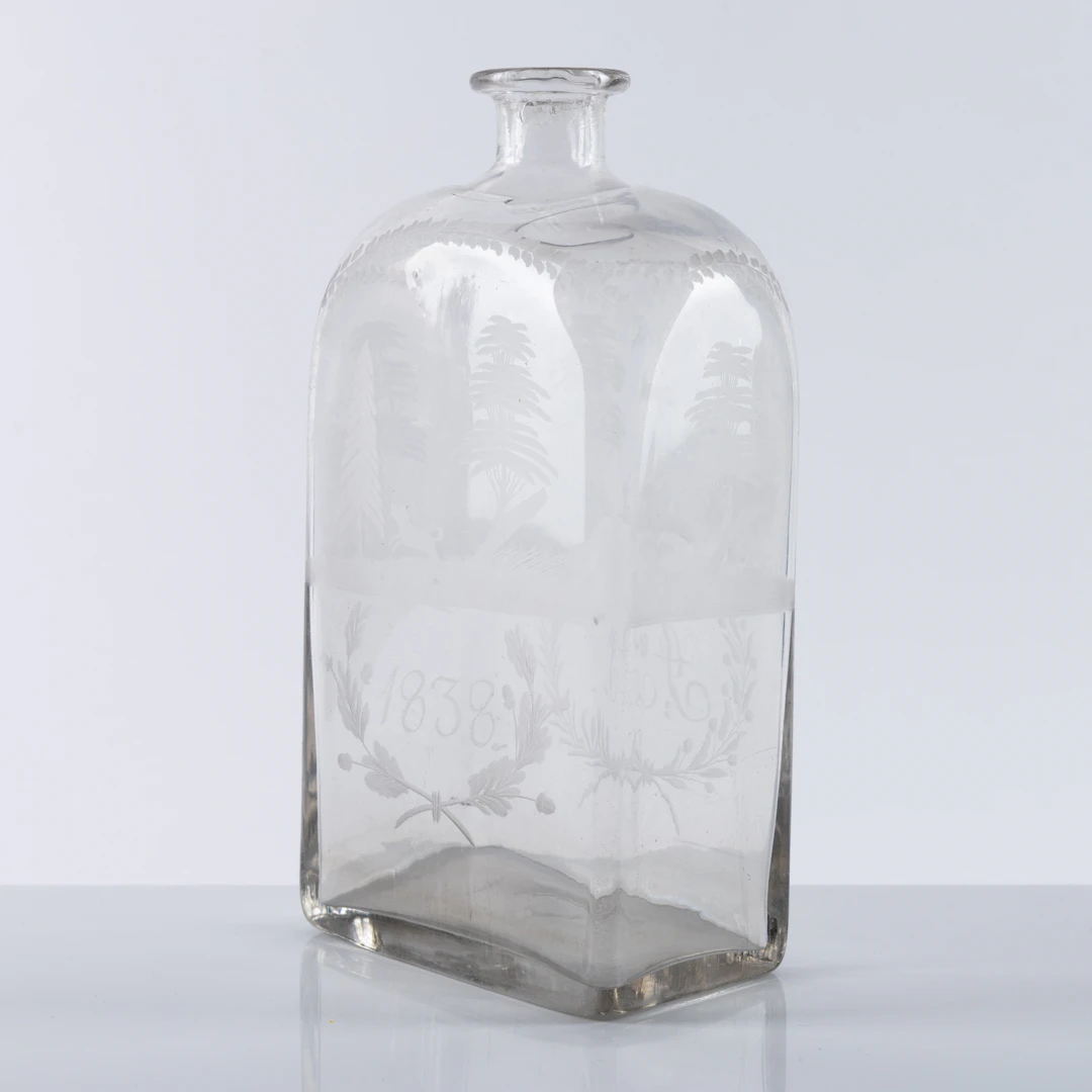 FLASKA, glas, slipat jaktmotiv med monogram JS och datering 1838.