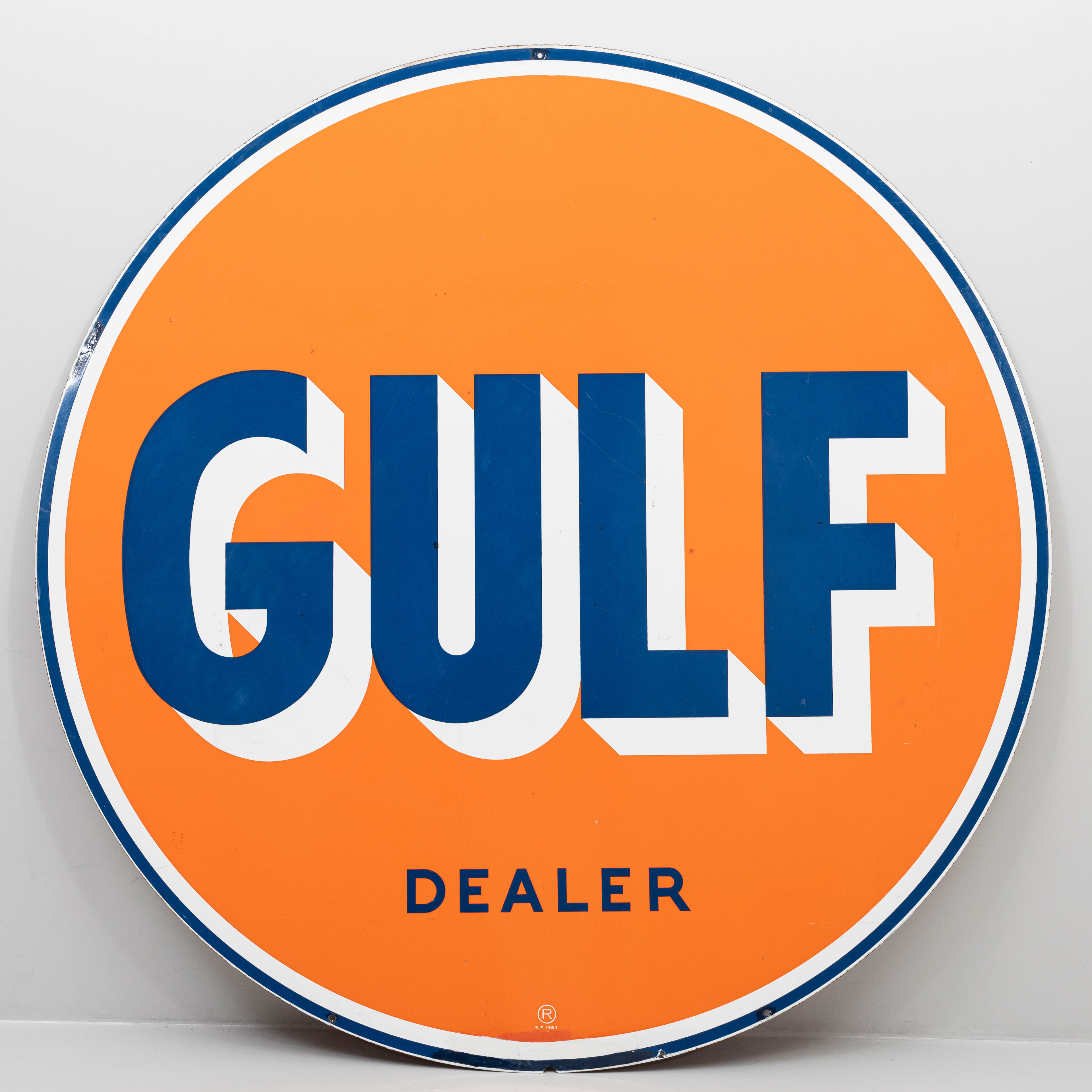 EMALJSKYLT GULF, dubbelsidig, blå vit text på orange botten, rund.