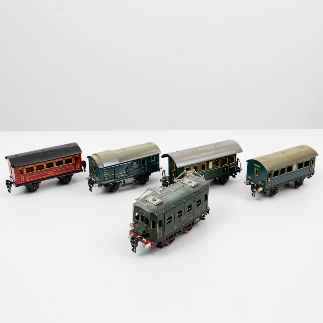 MÄRKLIN elektrolok RS 880 med urverk och 4 st 2-axliga persontågsvagnar