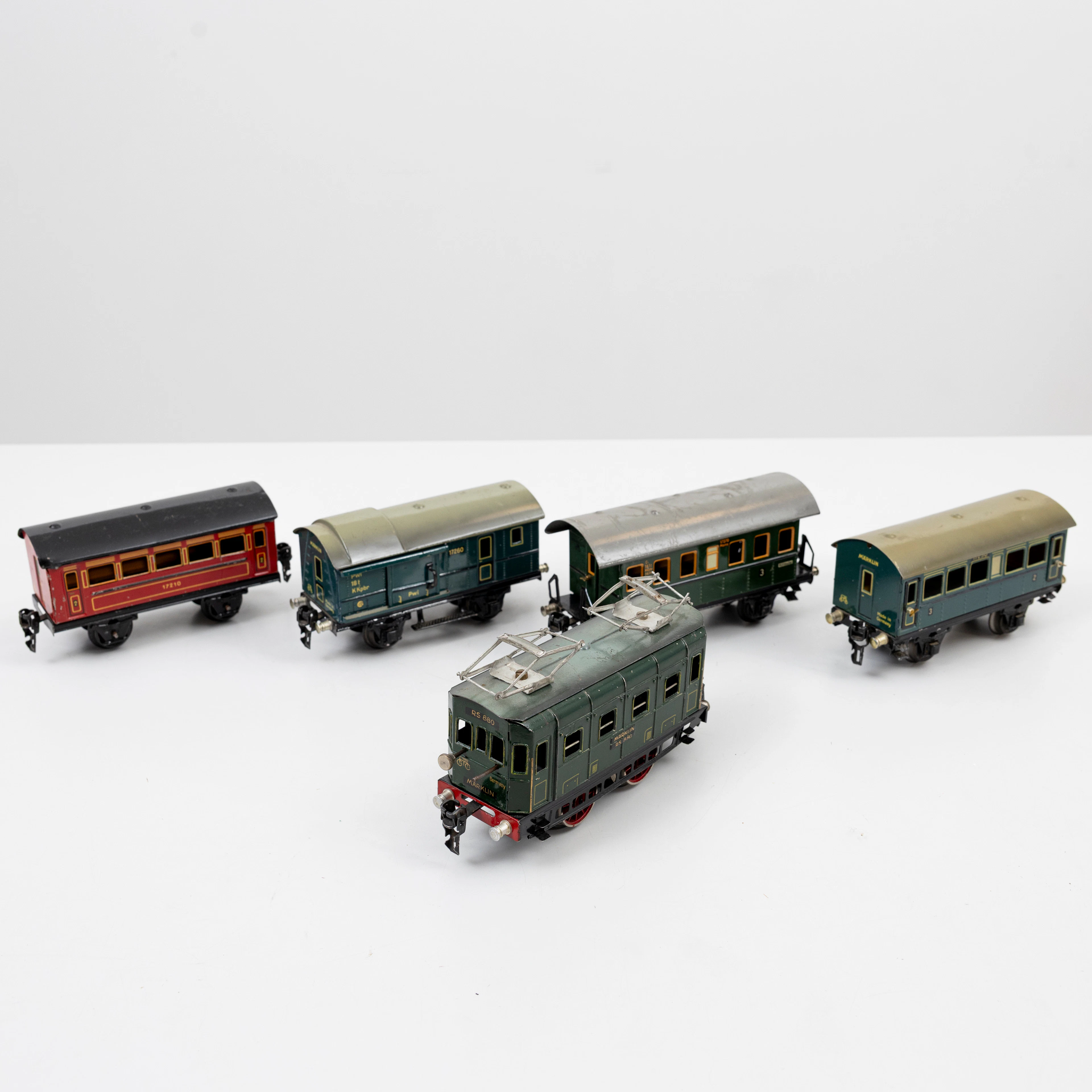 MÄRKLIN elektrolok RS 880 med urverk och 4 st 2-axliga persontågsvagnar