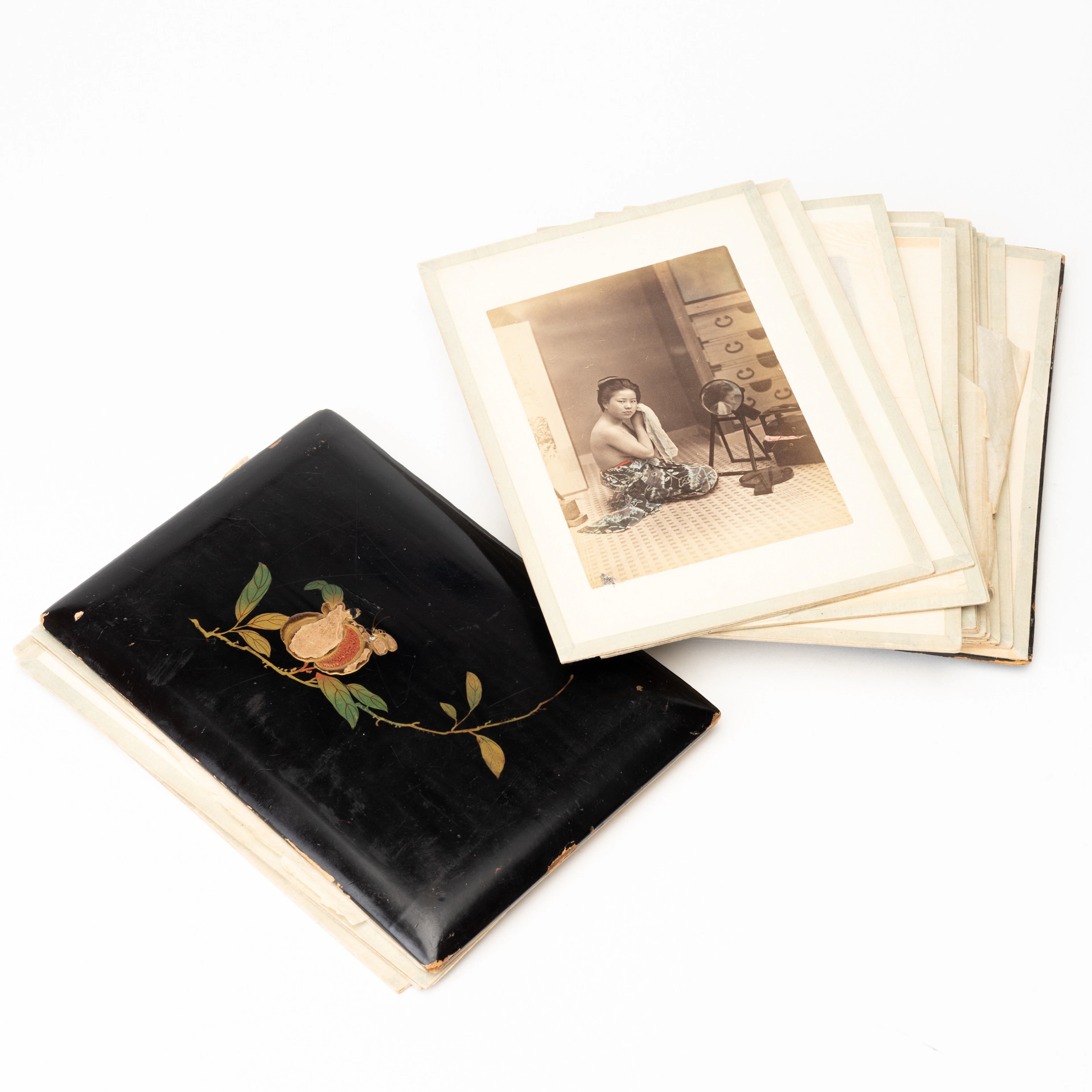 FOTOALBUM, Albuminsilvertryck, delvis handkolorerade bl.a av Tamoto
