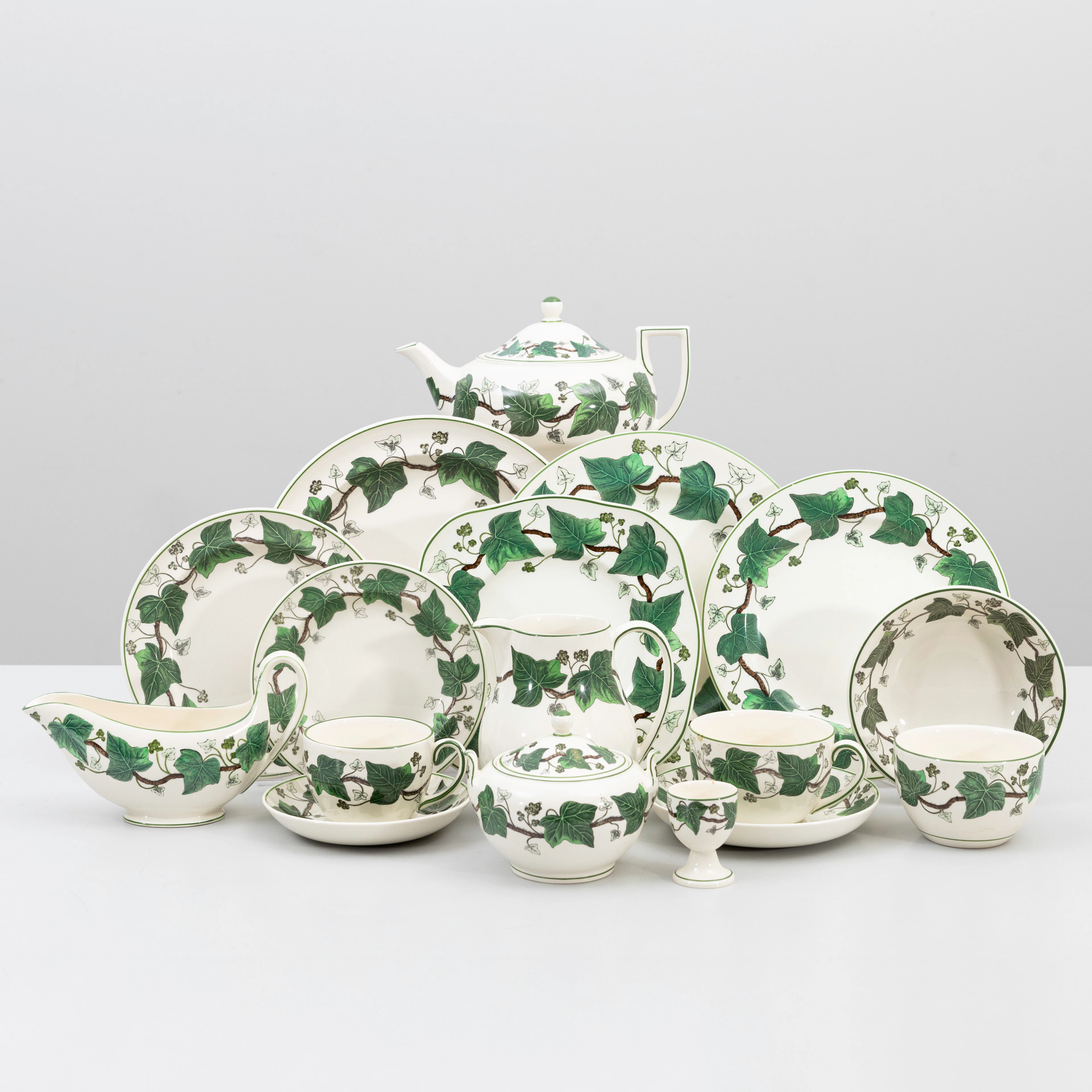 SERVIS, 56 delar, "Napoleon Ivy", Wedgwood, porslin, England, 1900-tal.