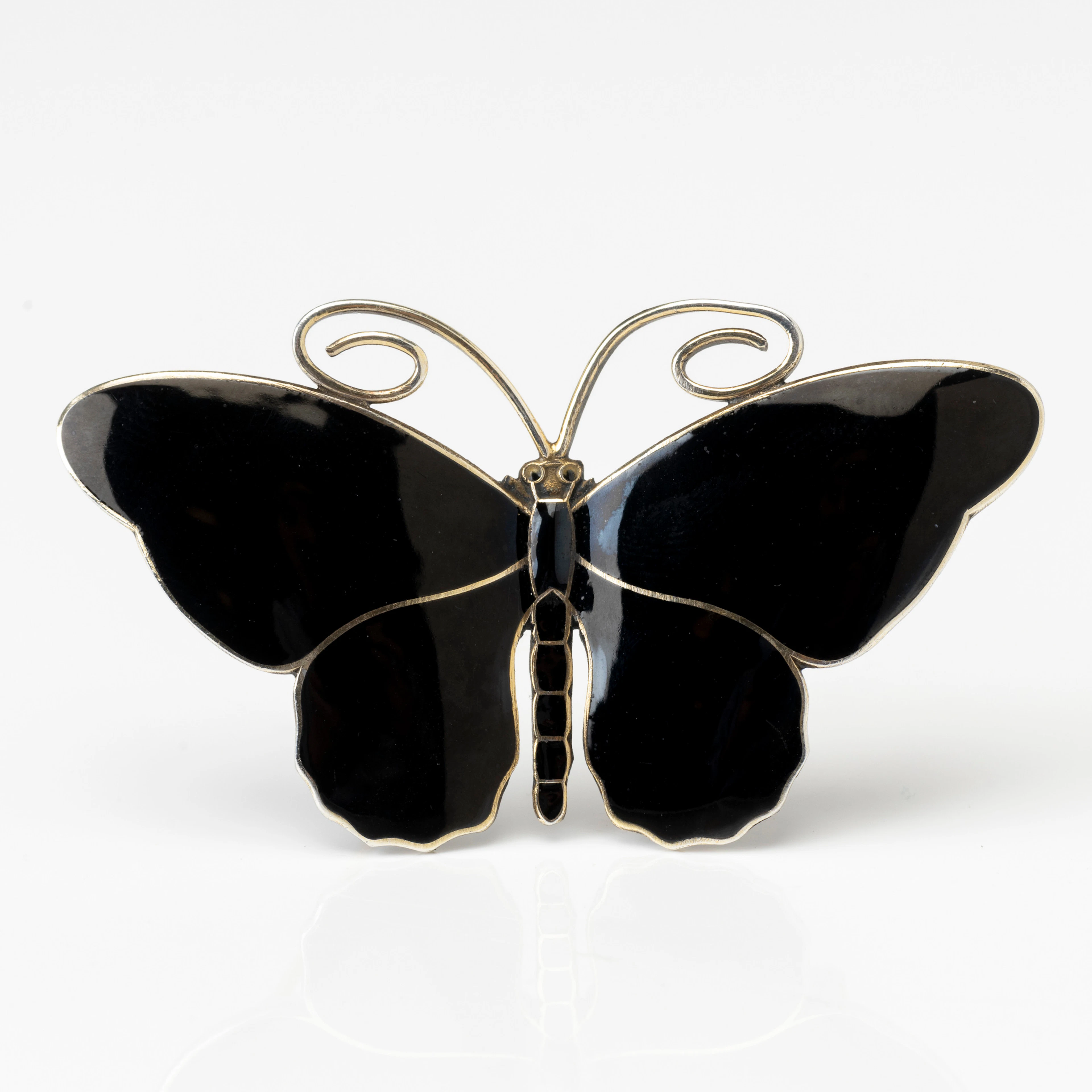 MARIUS HAMMER (1847-1927). Brosch, sterlingsilver med svart emalj