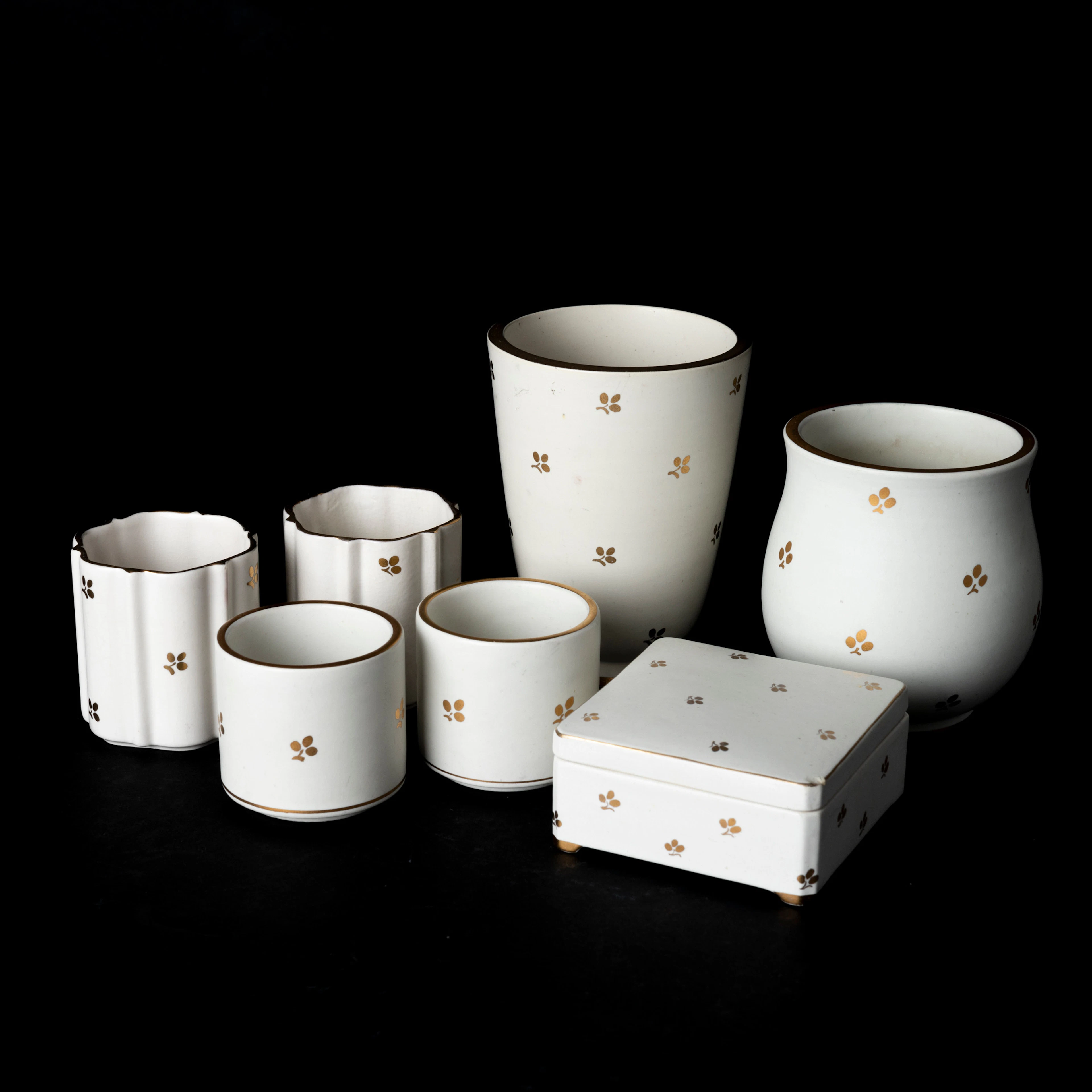 WILHELM KÅGE. Diverse stengods, 7 delar, "Carrara", Gustavsberg, 1930/40-tal.