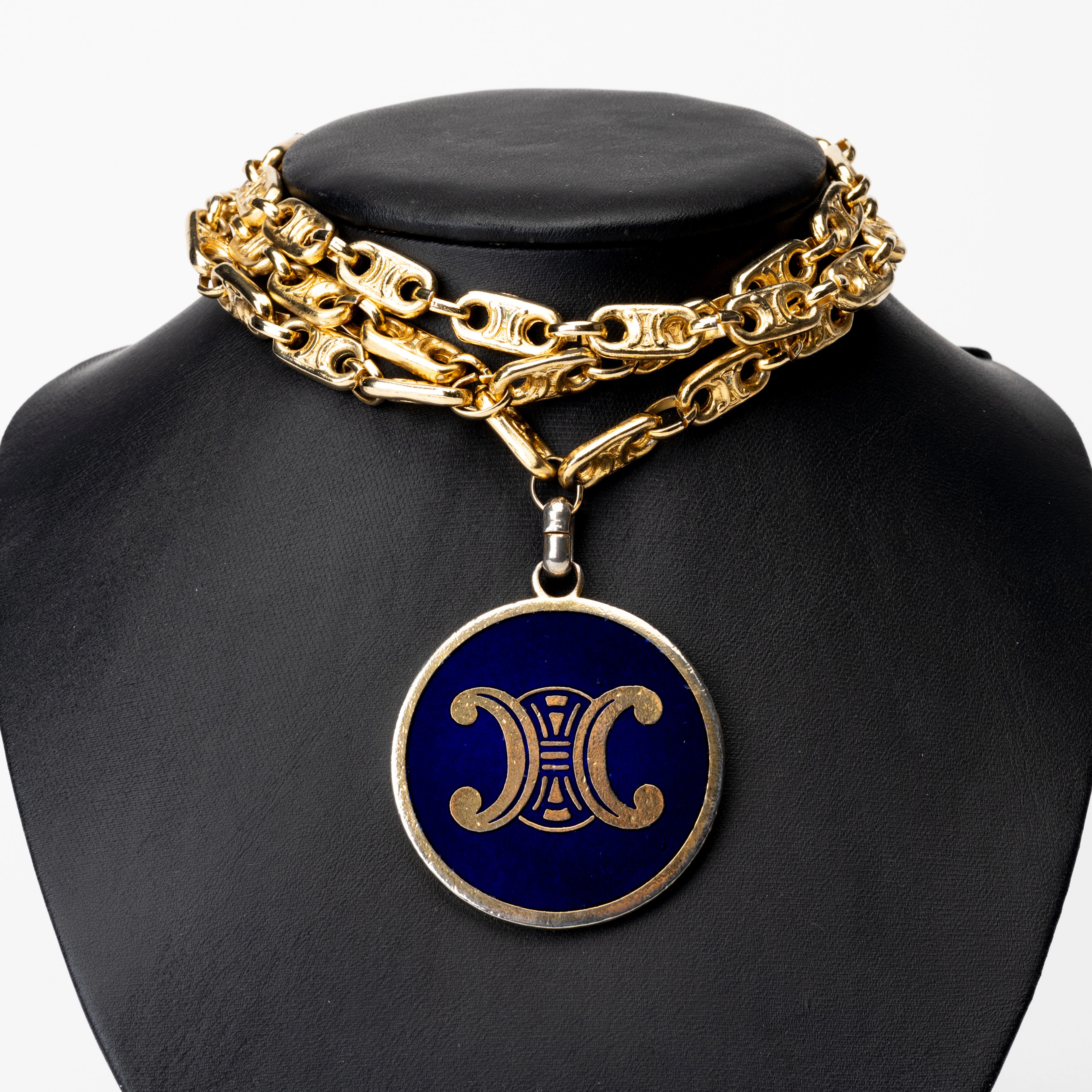 CELINE. Collier och Hänge med logga, guldplätterad metall och emalj