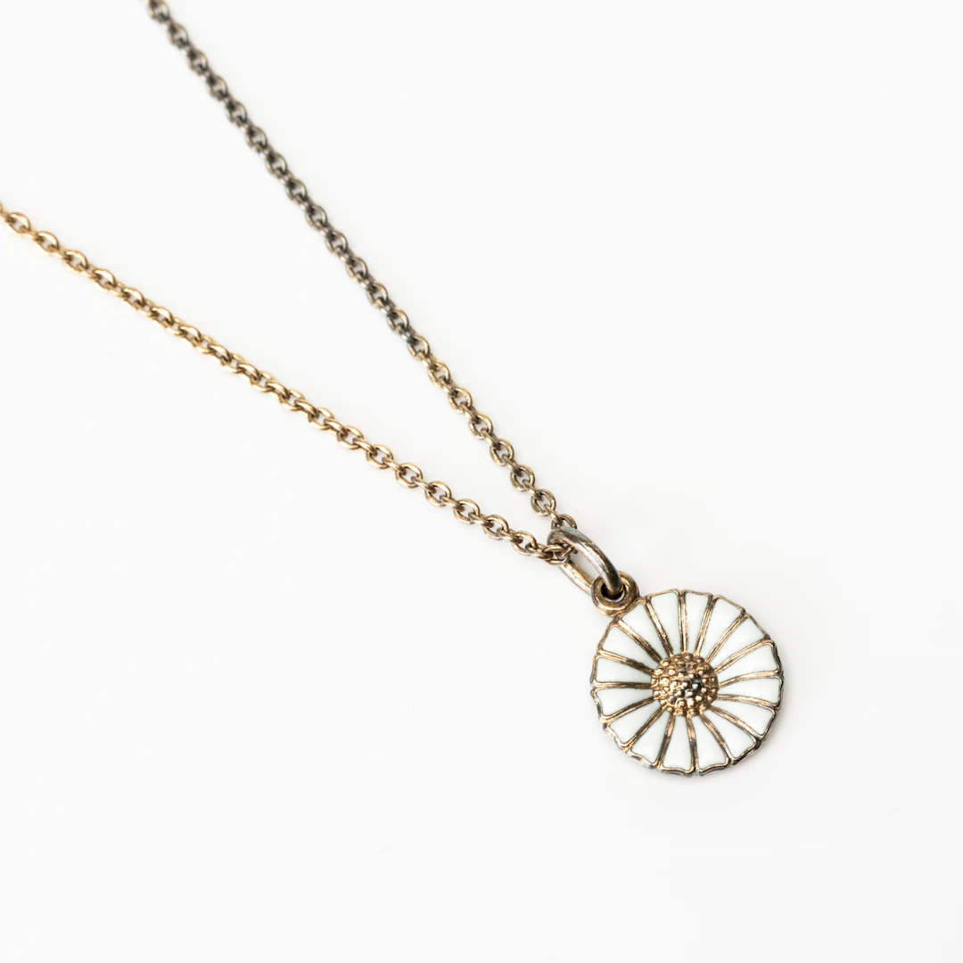 GEORG JENSEN. Kedja samt Hänge, sterling silver och emalj, "Daisy", Danmark.