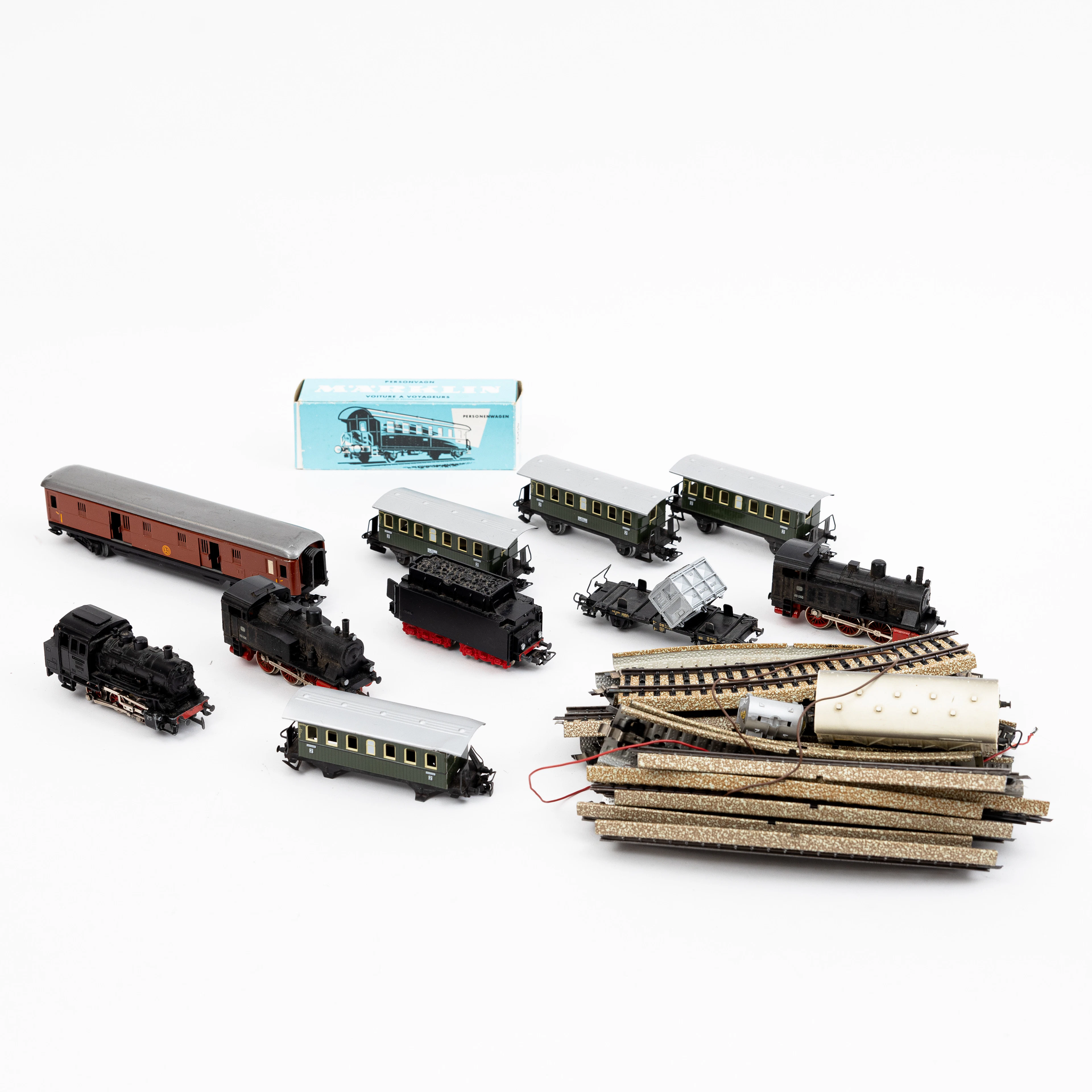 MÄRKLIN 3 små ånglok, 9 vagnar bl.a. 4021 och en tender. Tillkommer M-räls.