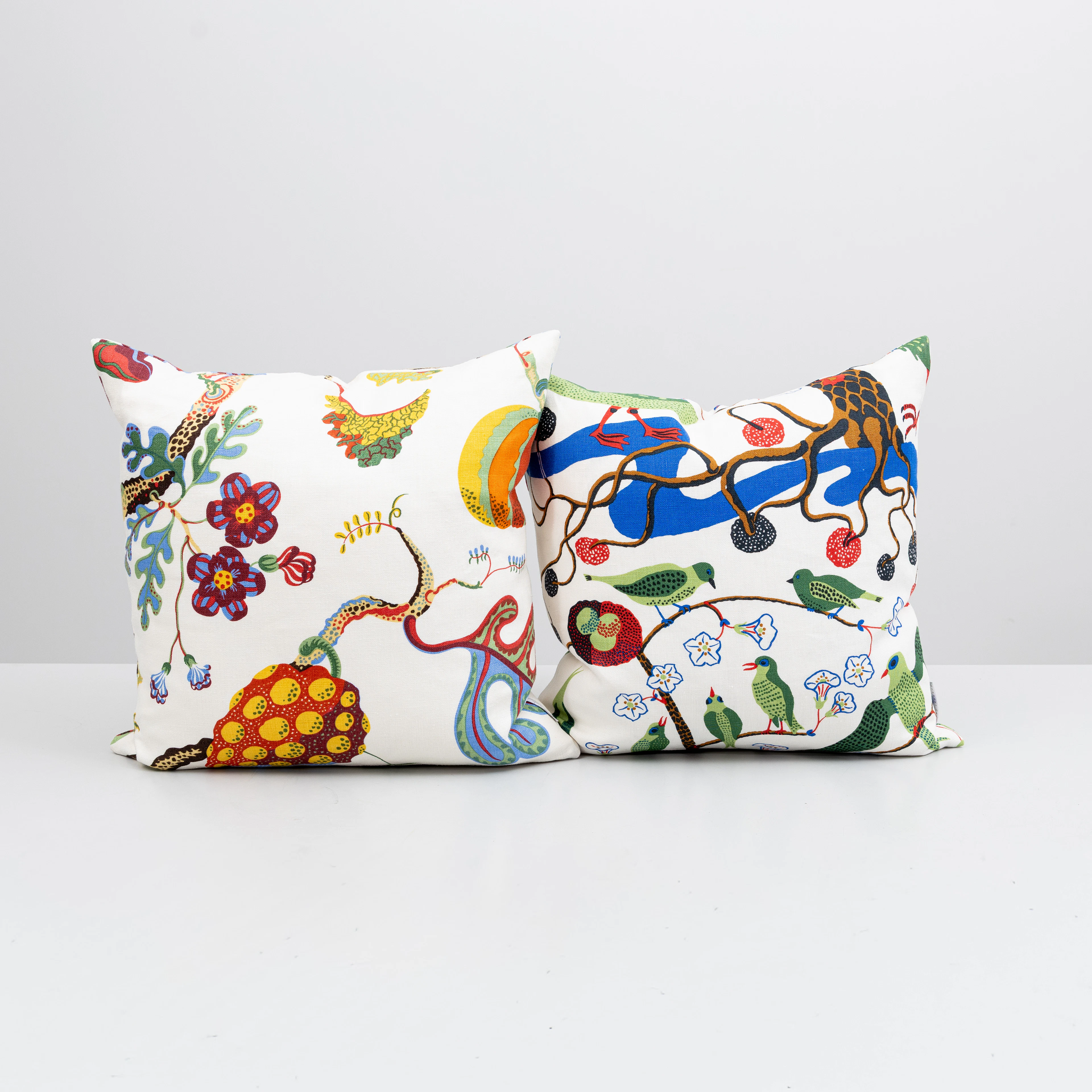 JOSEF FRANK. Kuddar, 2 st, textil "Vegetable Tree" samt "Gröna Fåglar"