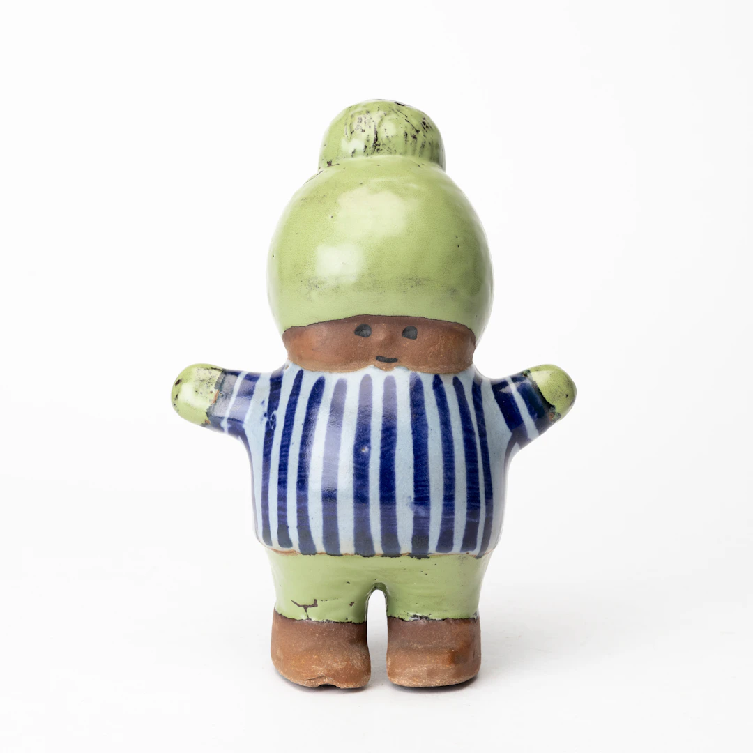 LISA LARSON. Figurin, stengods, "Kalle " ur serien "Larsons ungar"