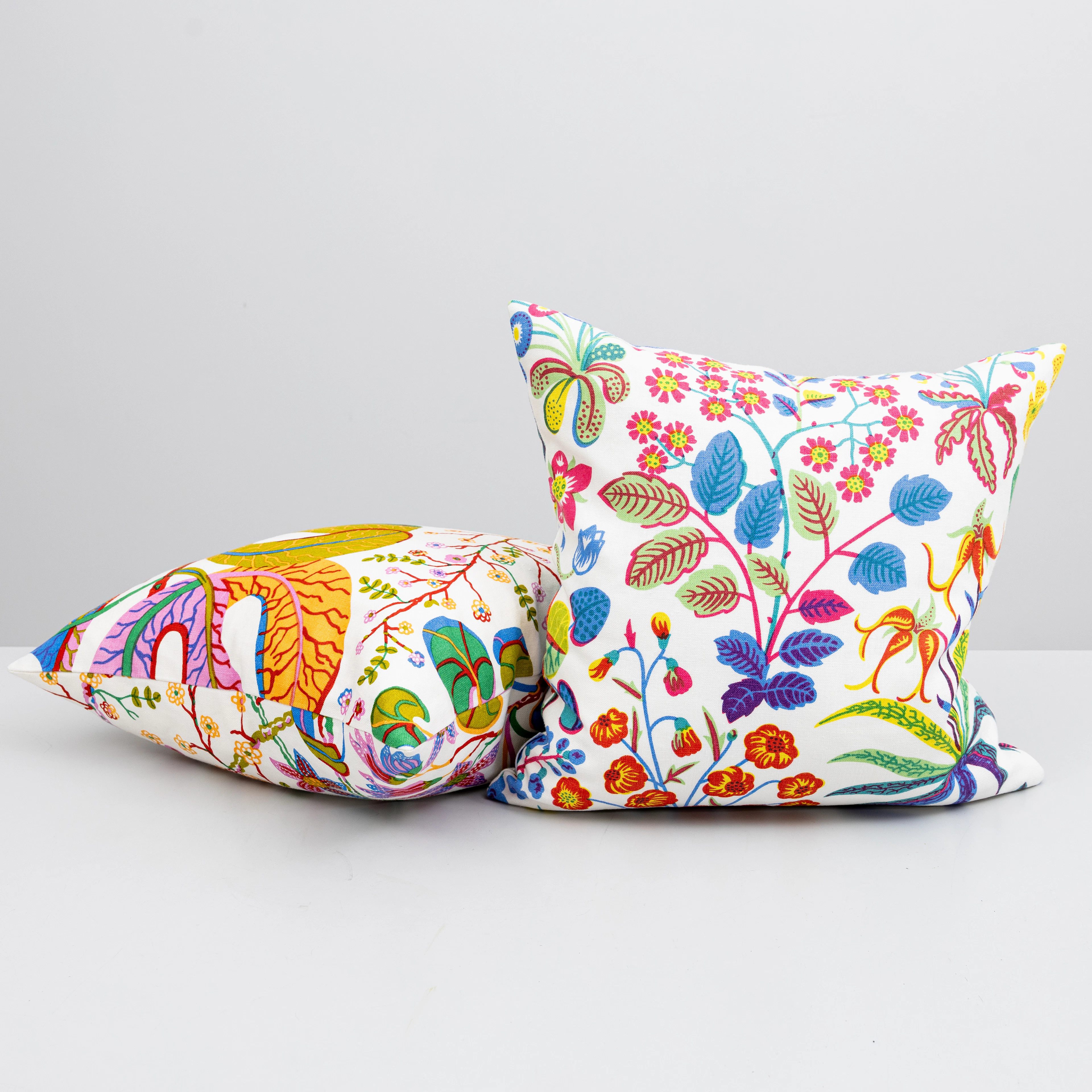 JOSEF FRANK. Kuddar, 2 st, textil "Teheran" samt "Under Ekvatorn"