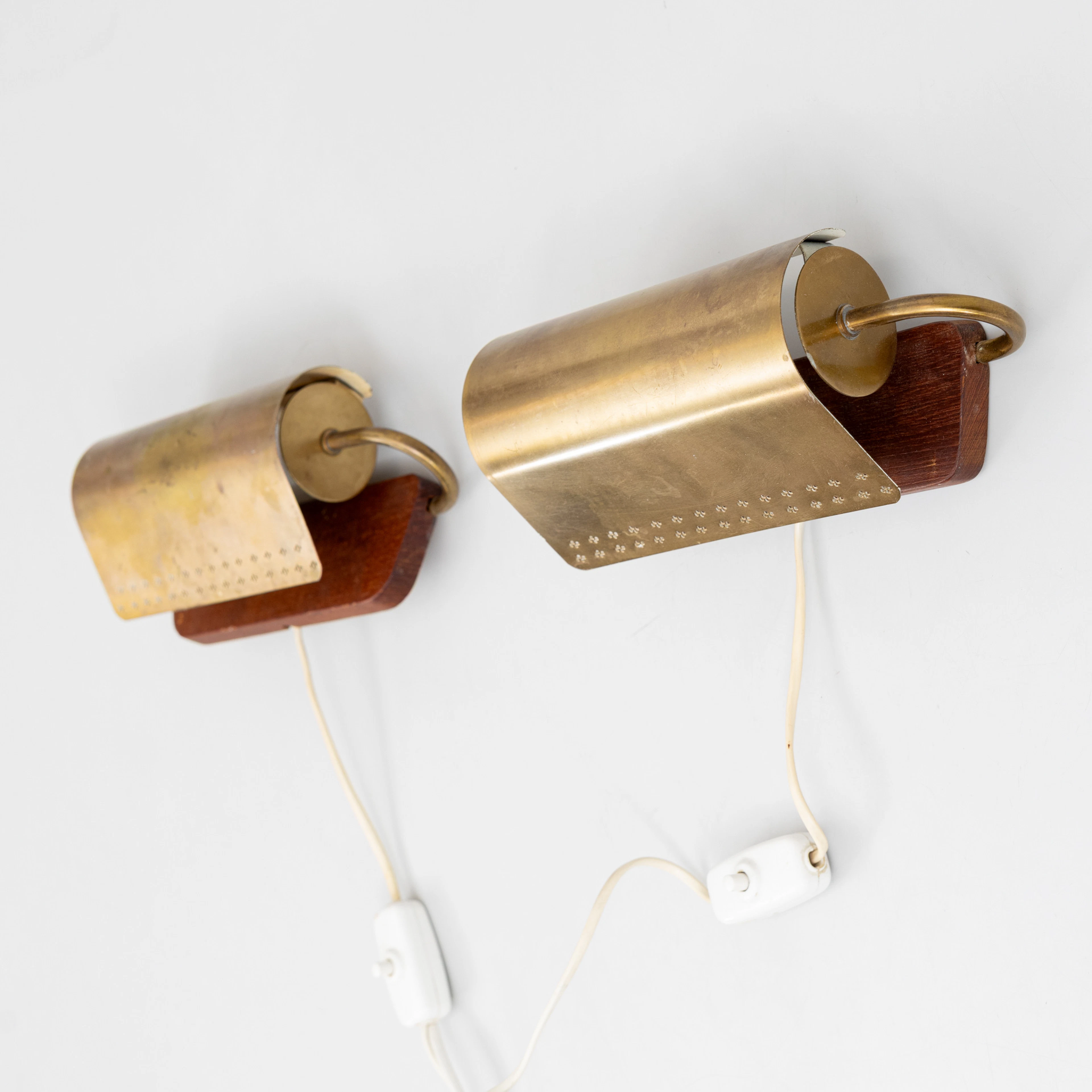 VÄGGLAMPOR, ett par, teak och mässing, 1950/60-tal.