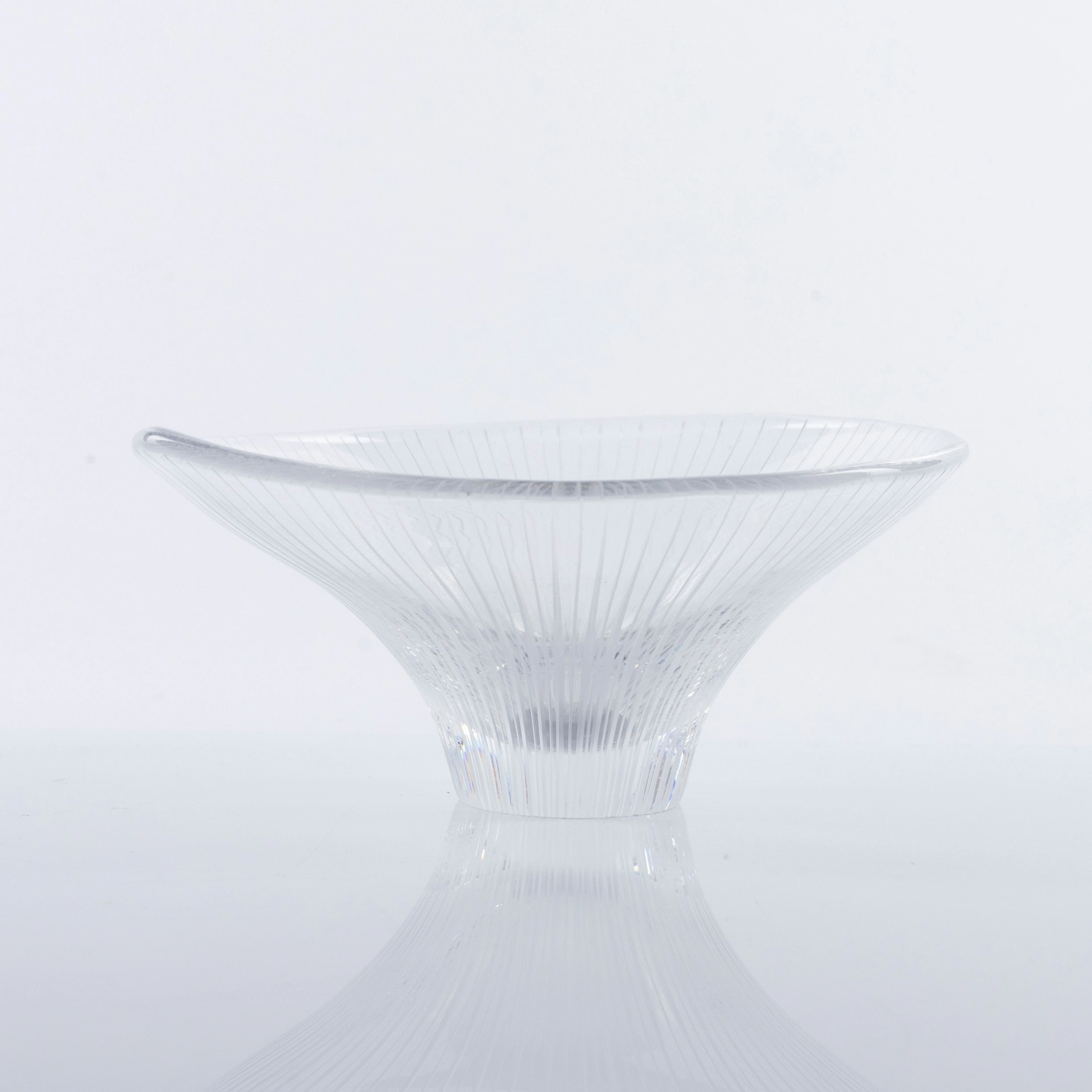 TAPIO WIRKKALA. Skål "Kantarelli", glas, signerad, Iittala, Finland.