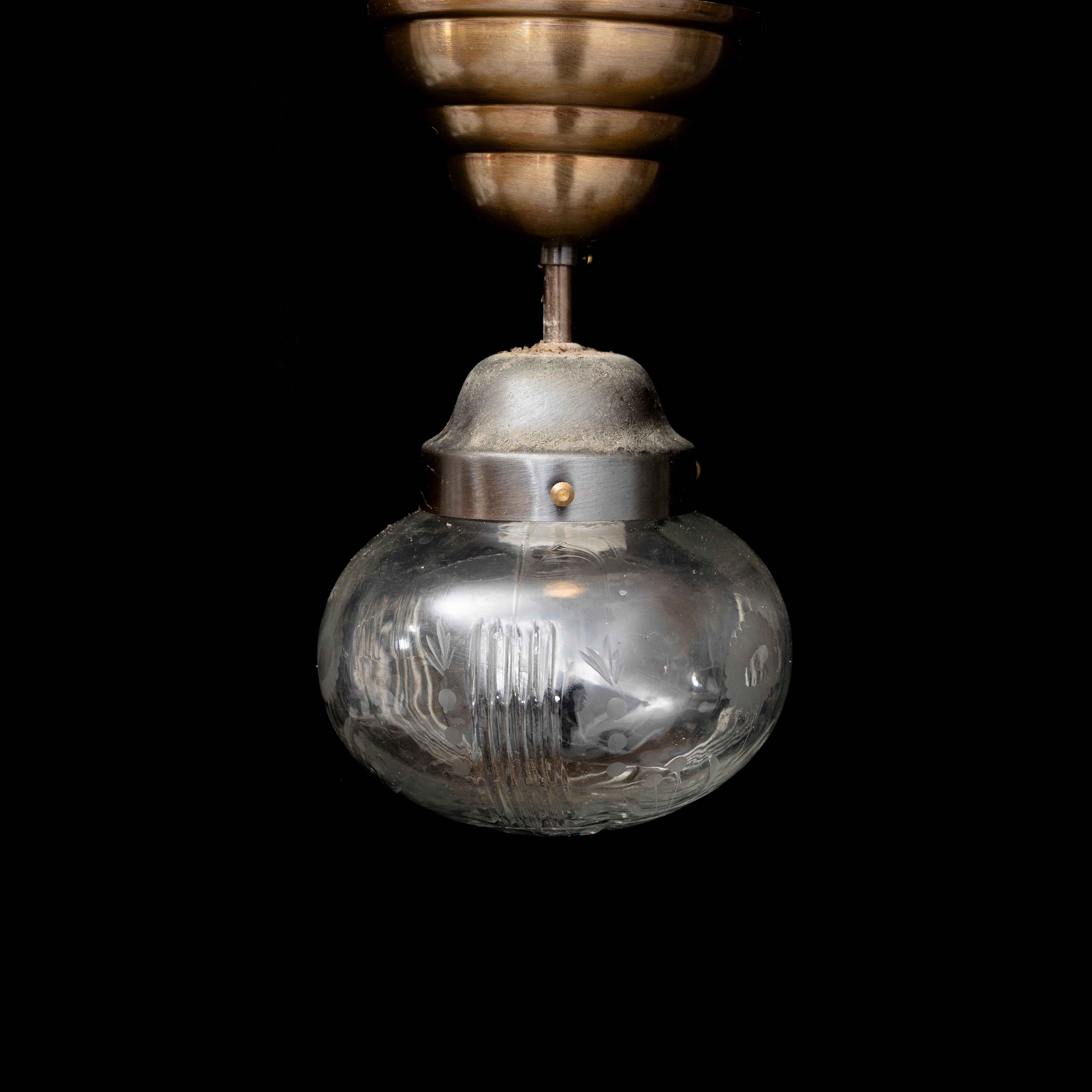 TAKLAMPA, glas och metall, 1900-talets första hälft, höjd ca 24 cm.