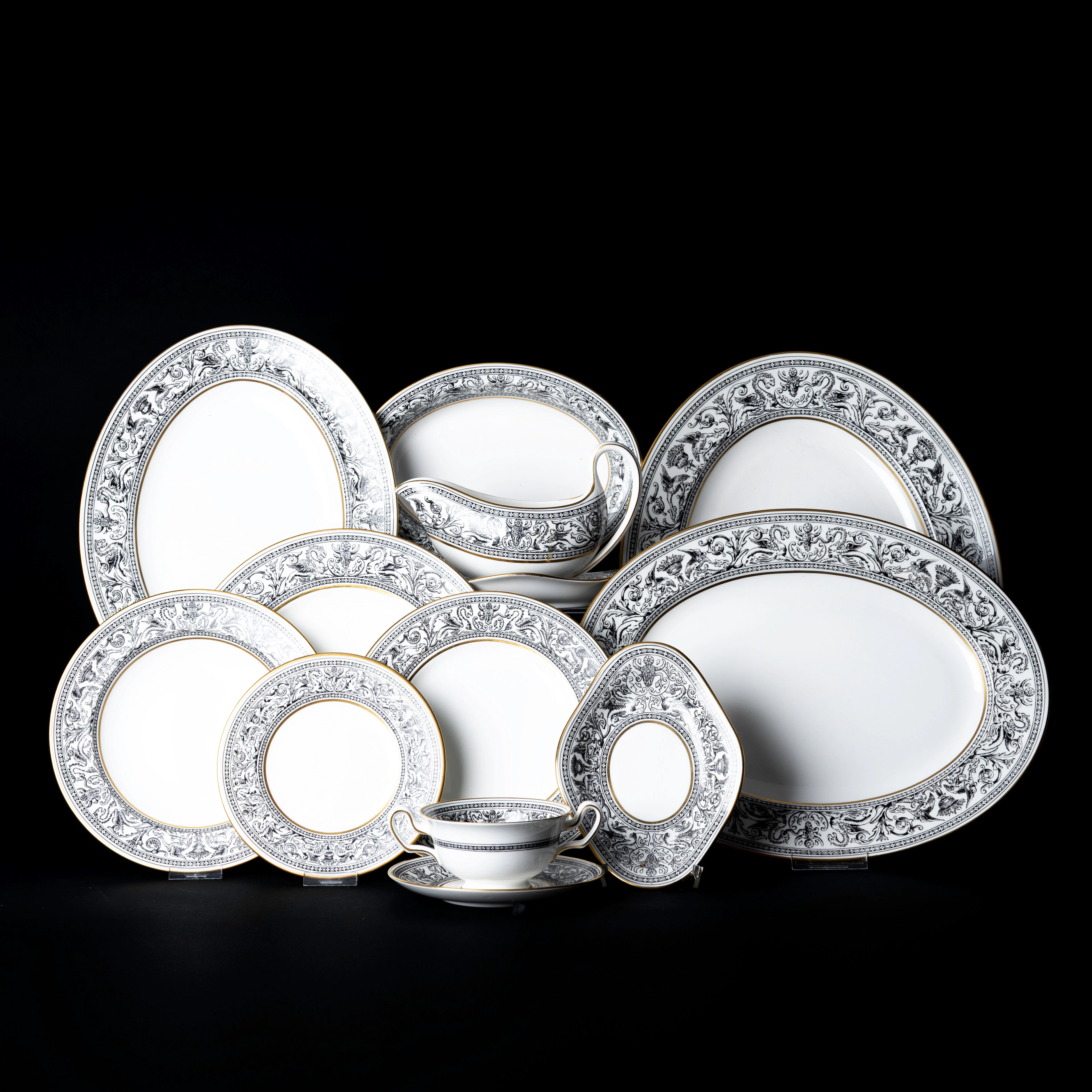 MATSERVIS, 69 delar, "Gold Florentine", porslin, Wedgwood, England.
