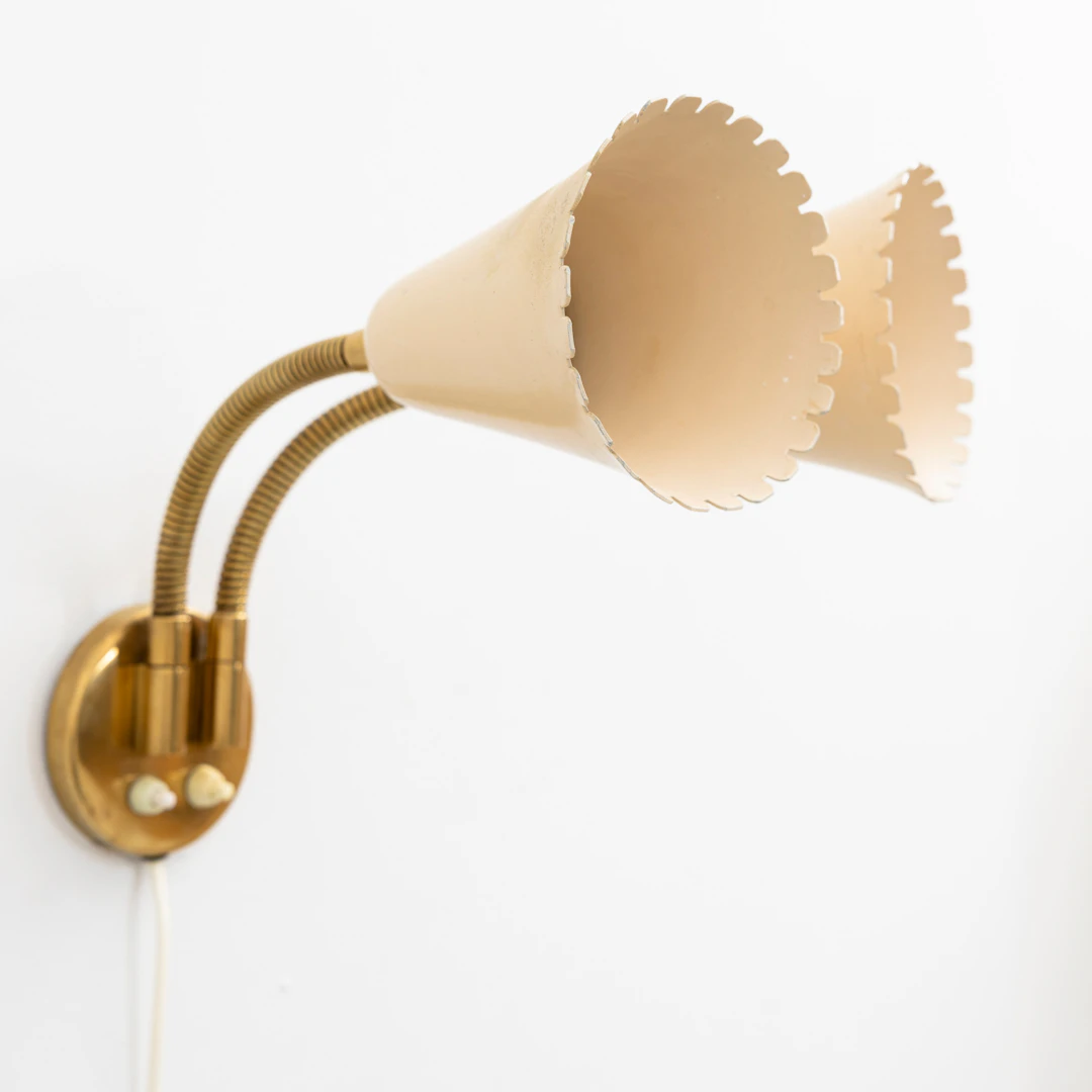 HARALD NOTINI. Vägglampa, modell 8661, gulmetall och lackerade skärmar