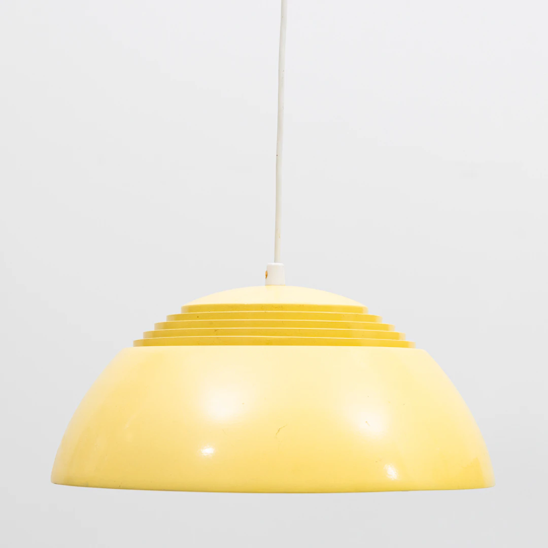 ARNE JACOBSEN. Taklampa, AJ-pendel, gullackerad metall, Danmark, 1900-talets
