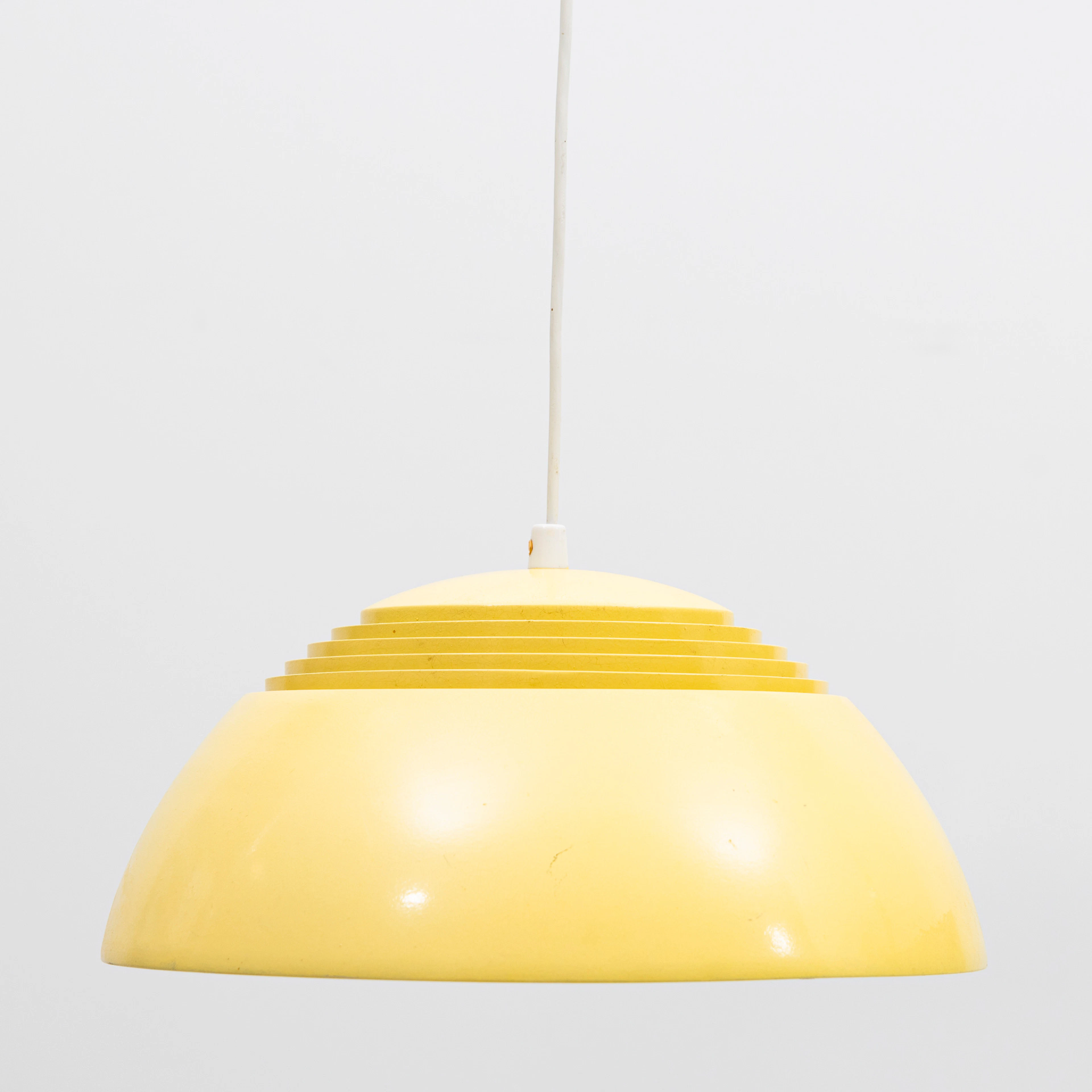 ARNE JACOBSEN. Taklampa, AJ-pendel, gullackerad metall, Danmark, 1900-talets