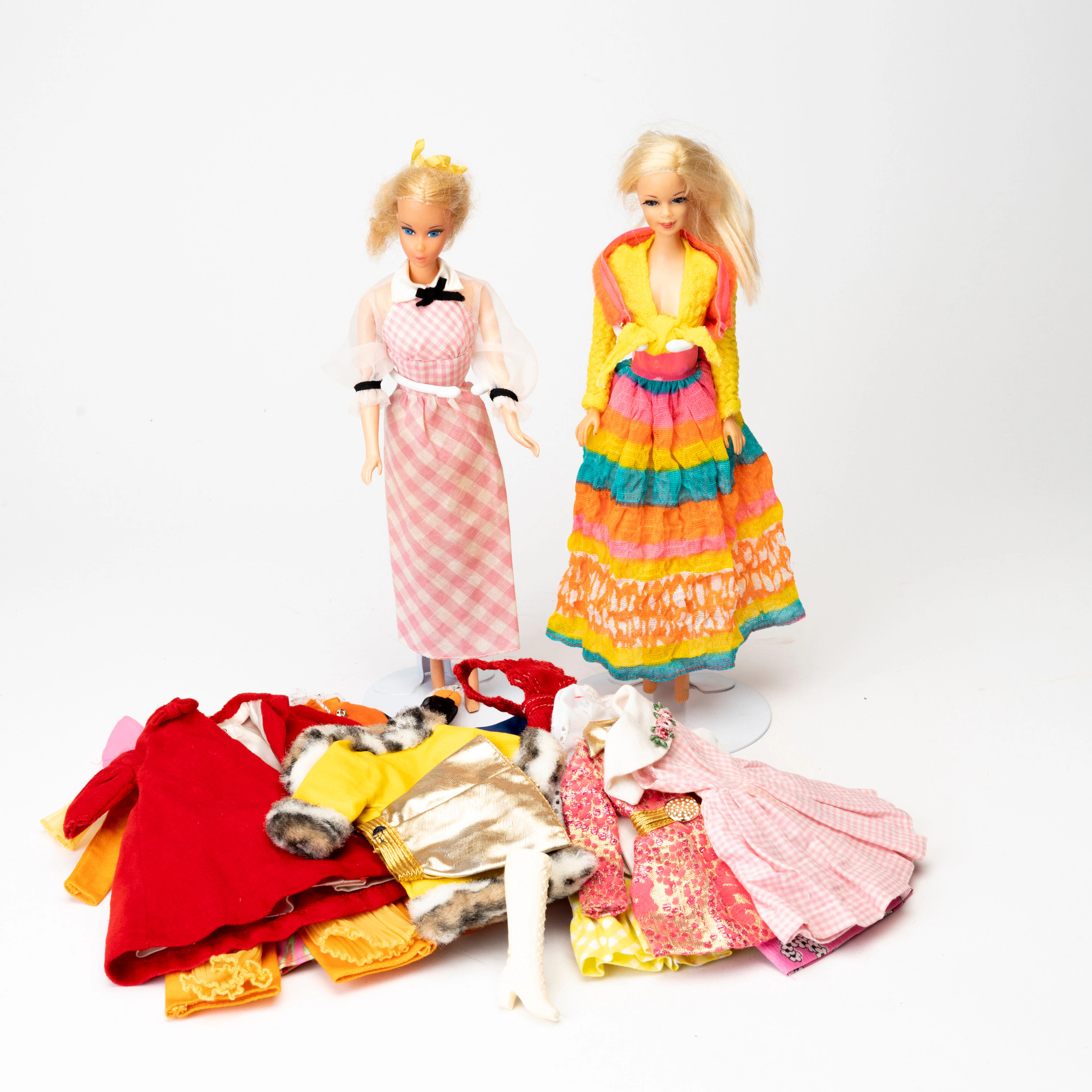 MATTEL INC, "Quick Curl Barbie", "Stacey", bendable legs, twist 'n