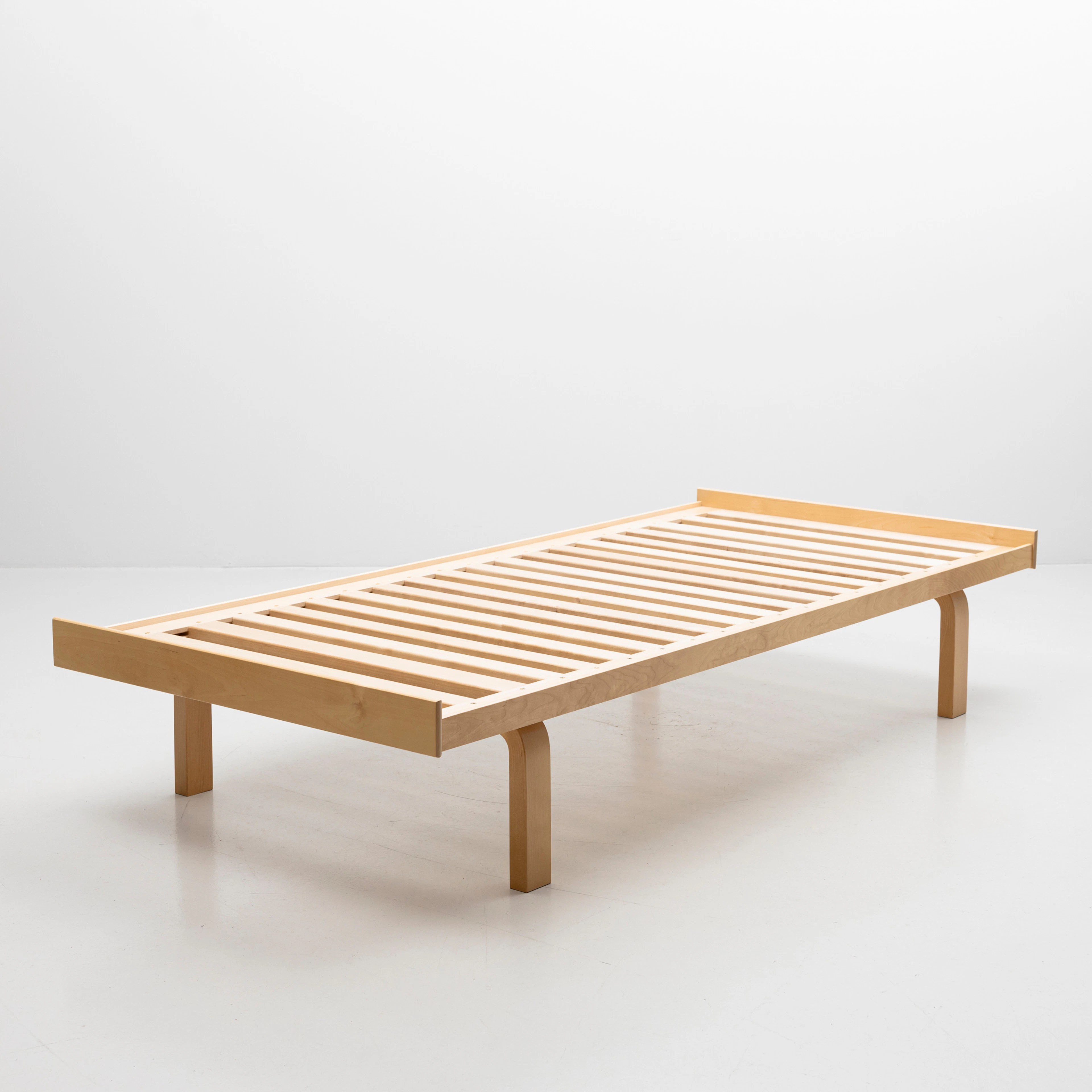 ALVAR AALTO. Dagbädd, björk, modell 710 för Artek, etikettmärkt, Finland, 2019.