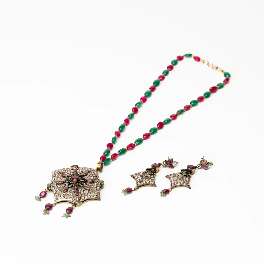 GARNITYR, 3 delar, delvis silver med stenar, Indien, 1900-tal.