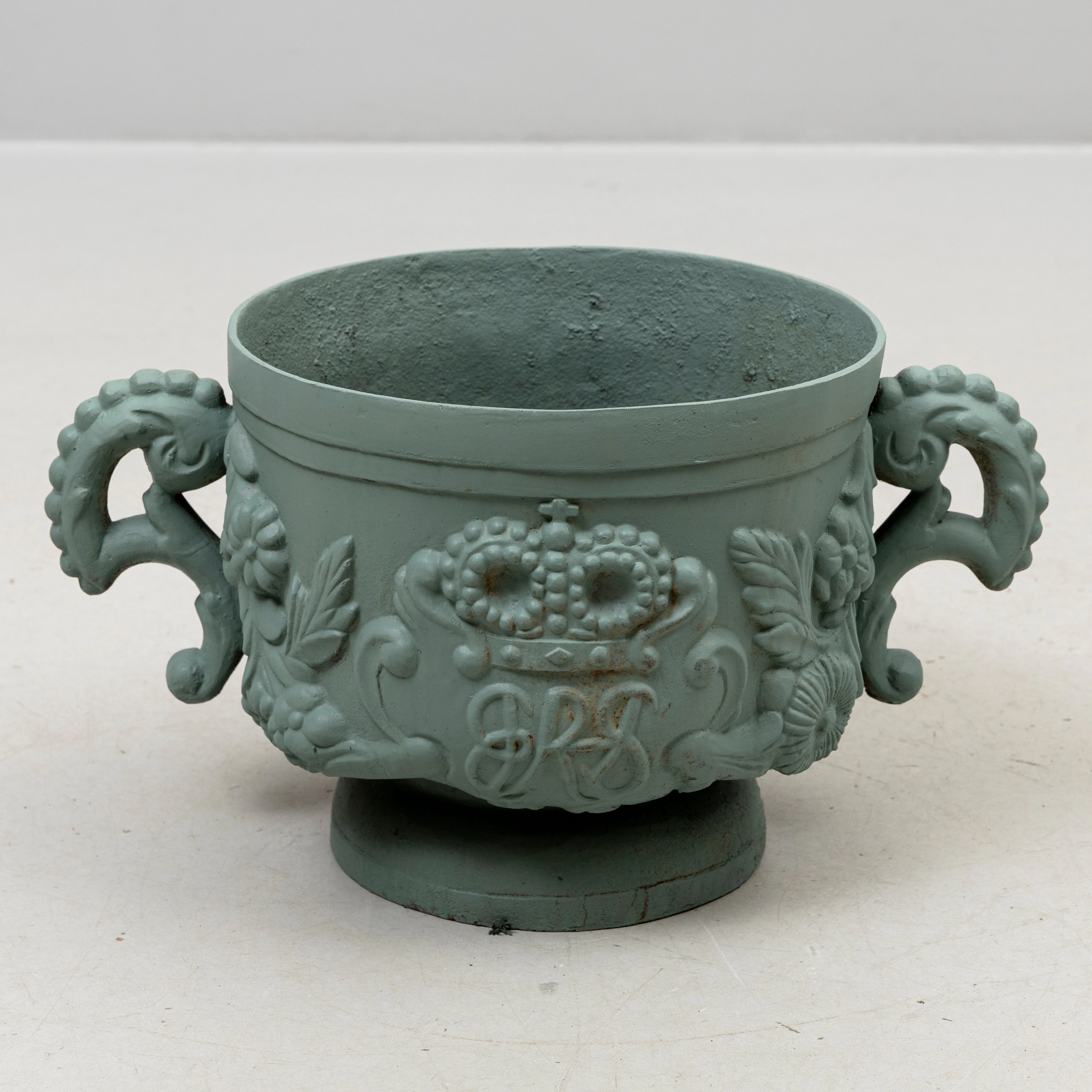TRÄDGÅRDSURNA, gjutjärn, med Hedvig Eleonoras monogram, 1900-talets