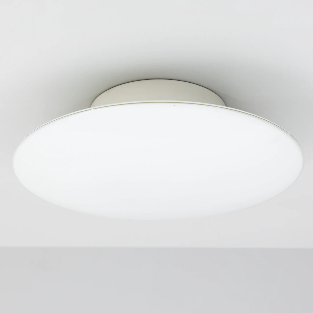 ARNE JACOBSEN. Vägglampa/takplafond, ”Eklipta” för Louis Poulsen, Danmark.