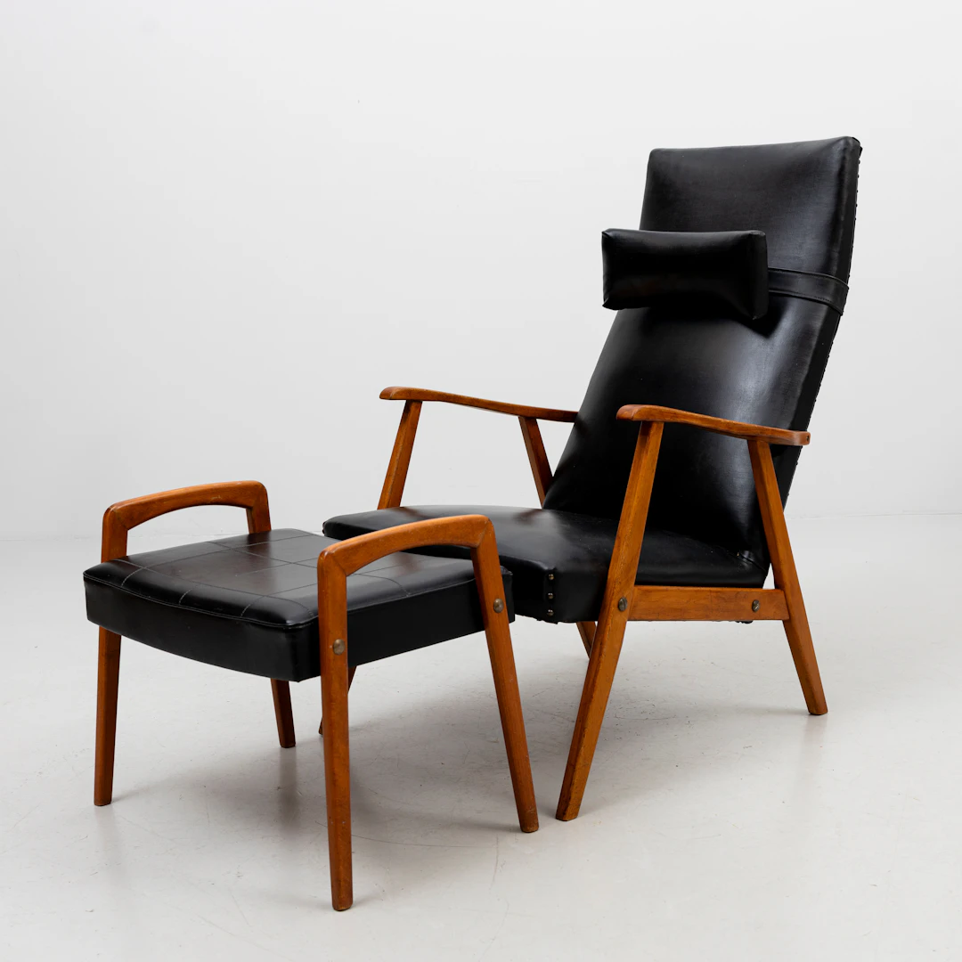 FÅTÖLJ MED FOTPALL, konstskinn, teak, 1960-tal.