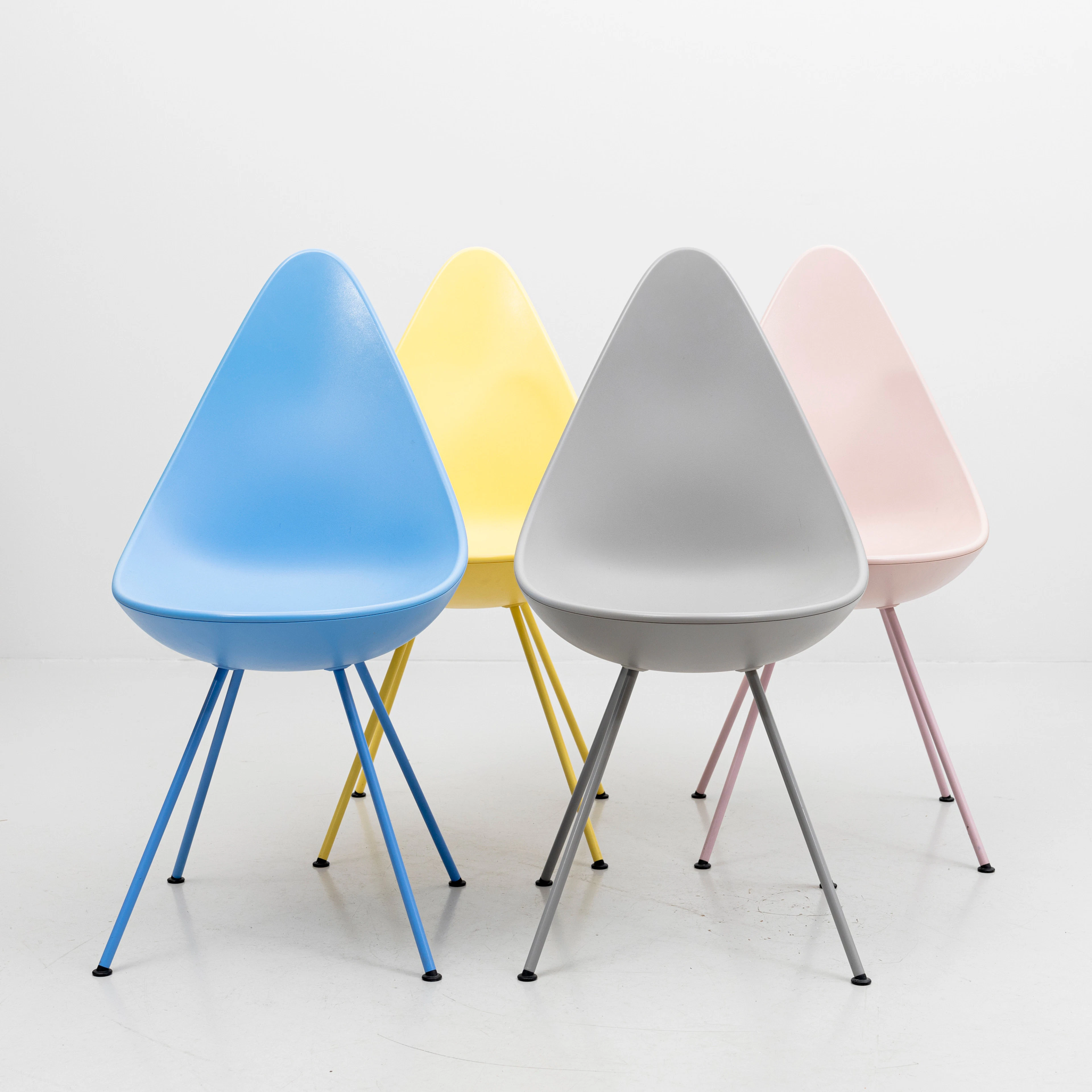 ARNE JACOBSEN. Stolar, 4 st, "Droppen", etikettmärkta, Fritz Hansen.