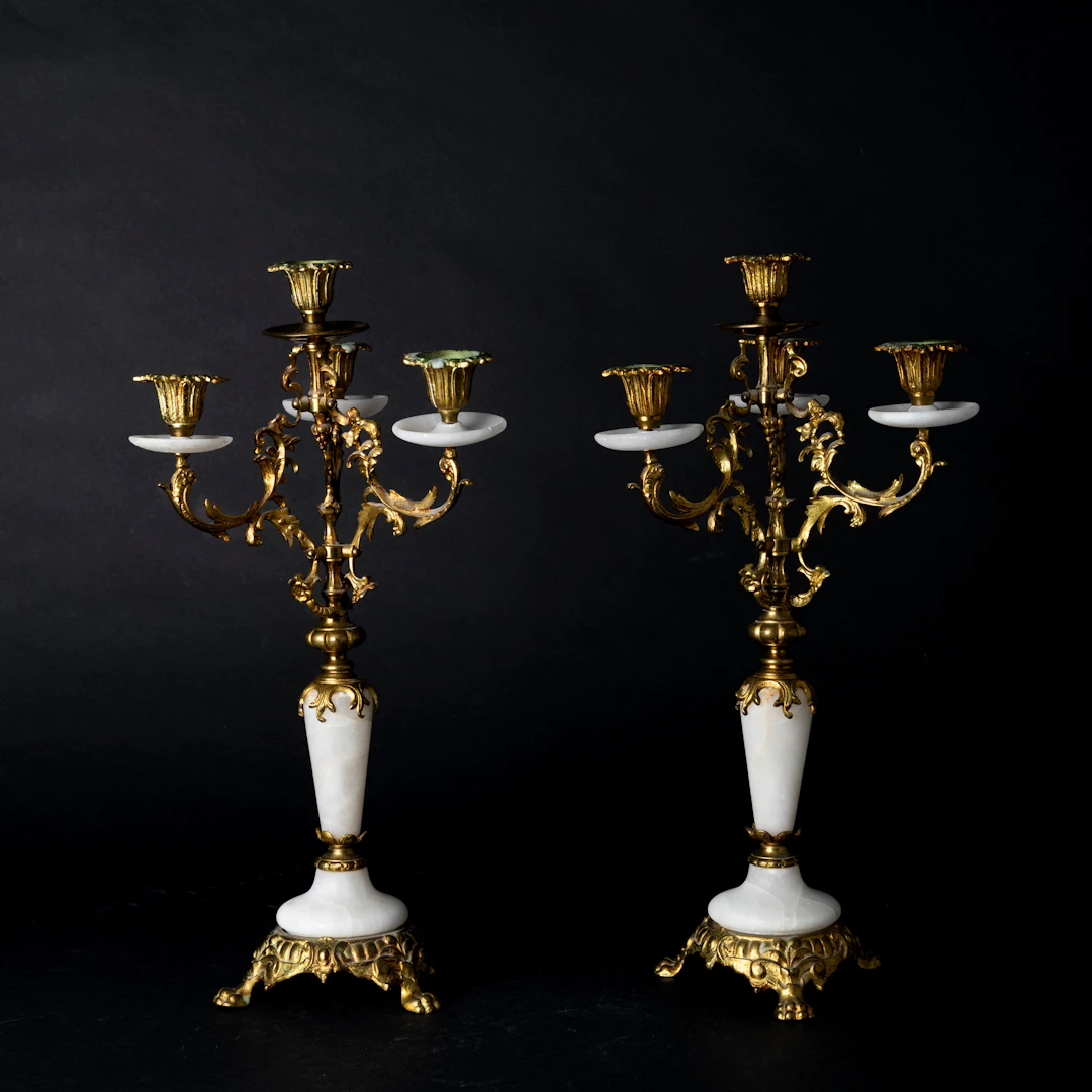 KANDELABRAR, ett par, mässing, alabaster, omkring 1900.