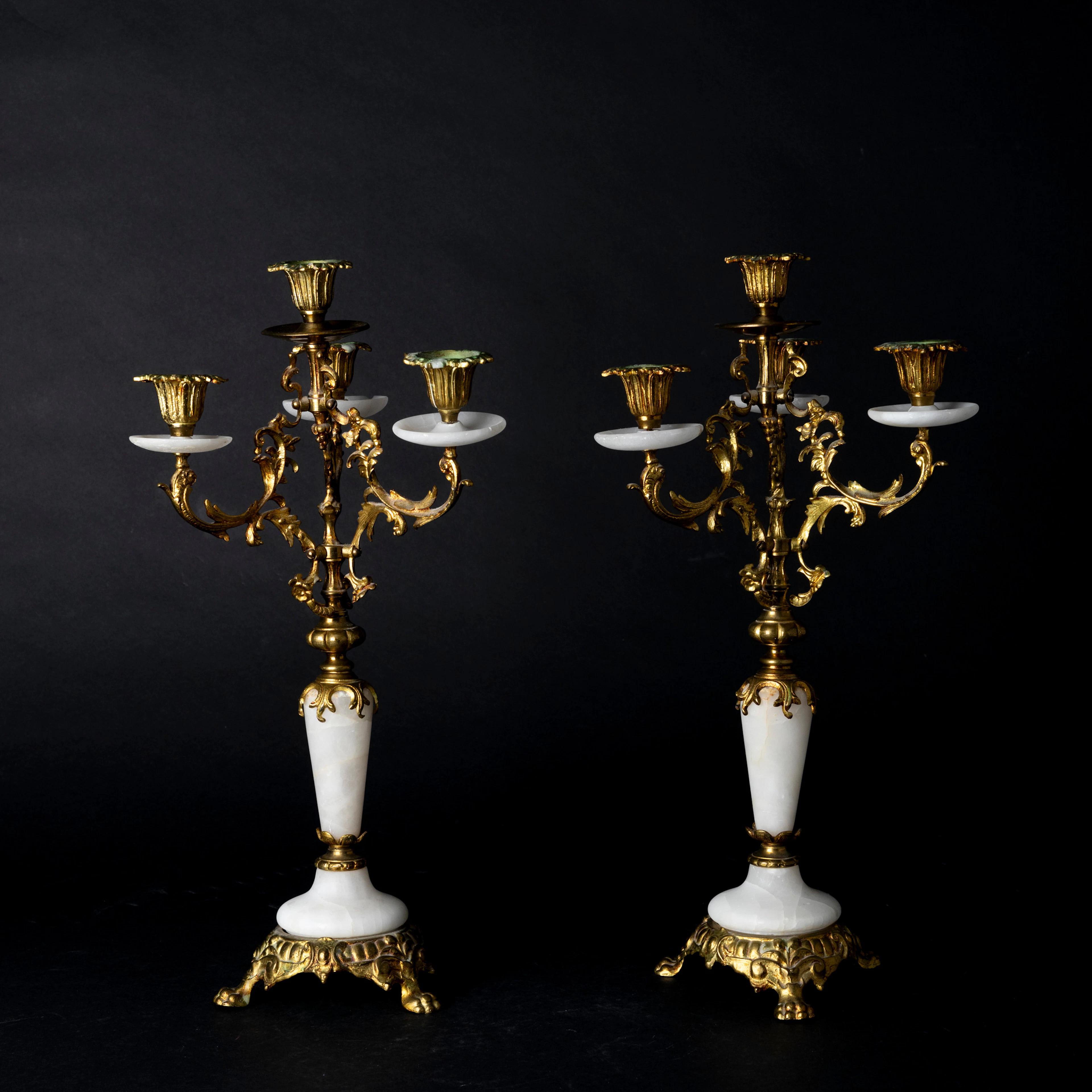 KANDELABRAR, ett par, mässing, alabaster, omkring 1900.