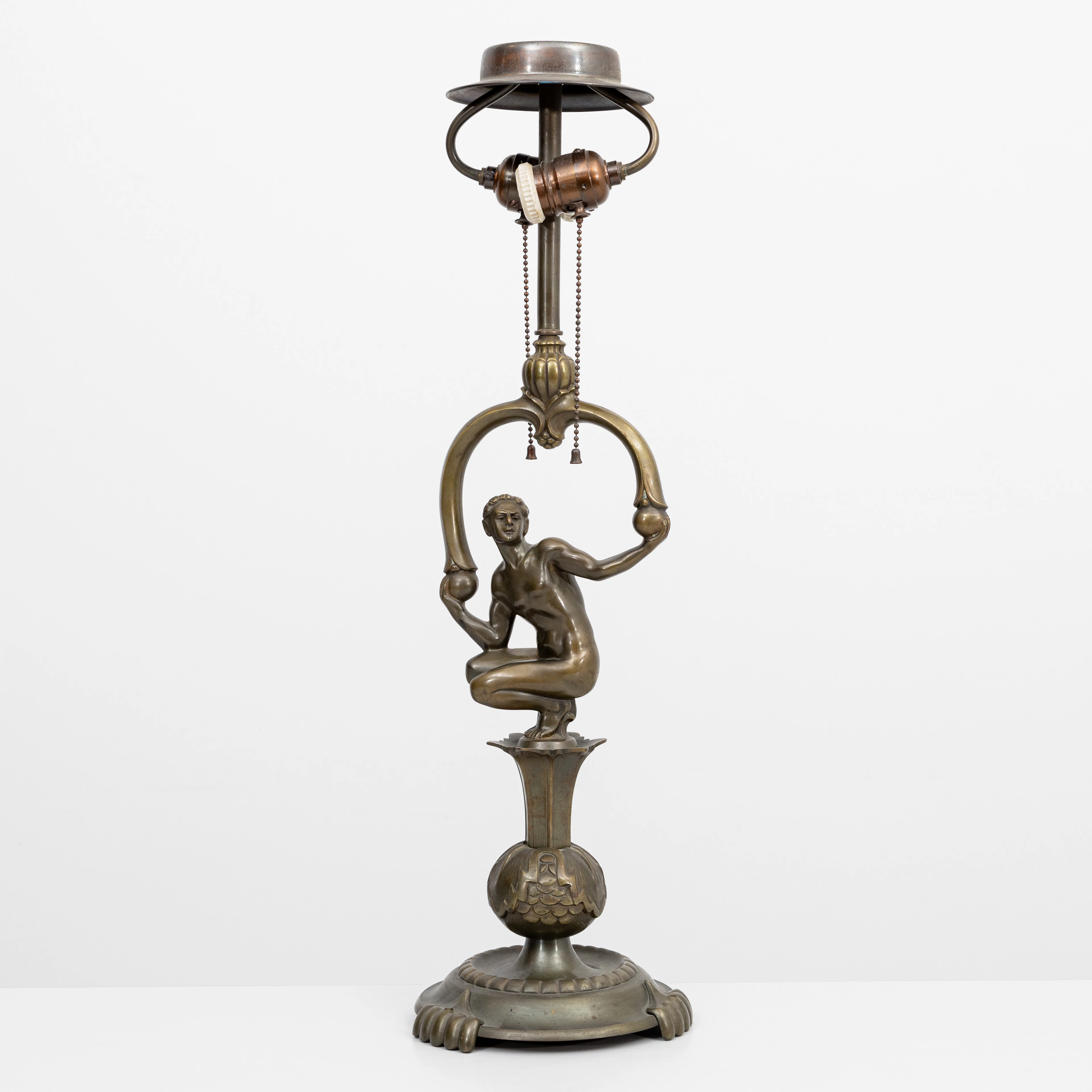BORDSLAMPA, patinerad metall, omärkt, 1900-talets första hälft.