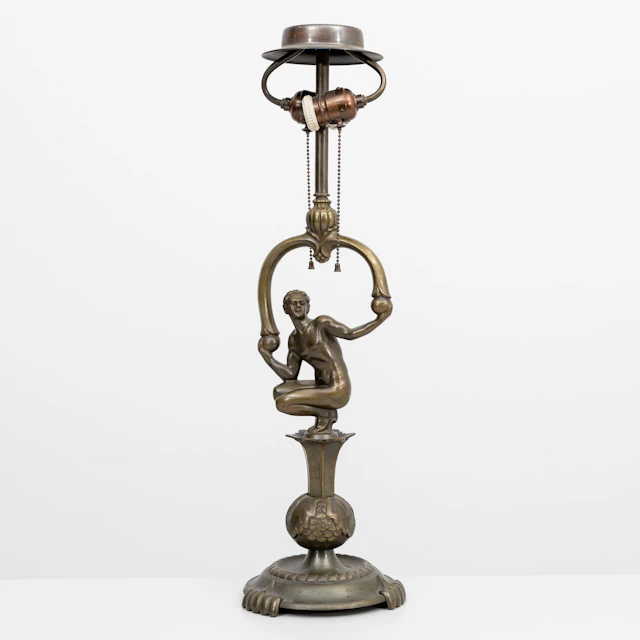 BORDSLAMPA, patinerad metall, omärkt, 1900-talets första hälft.