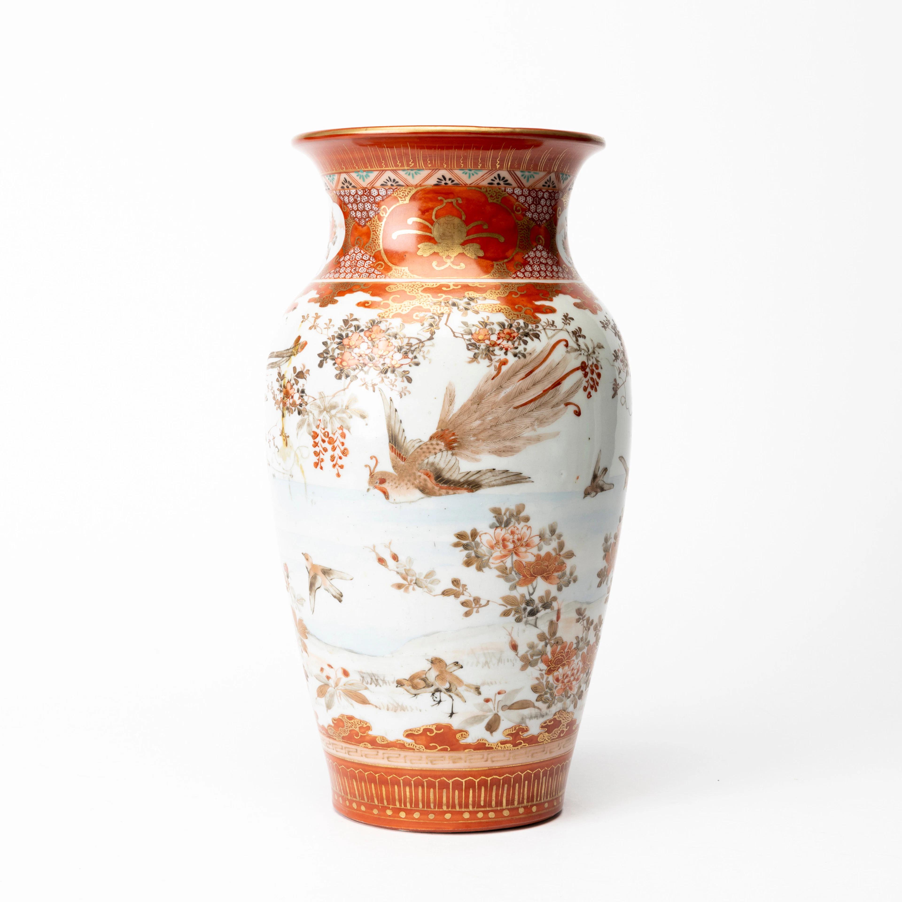 VAS, porslin, Kutani, Japan, bär fabriksmärkning, Meijiperiod (1868-1912).