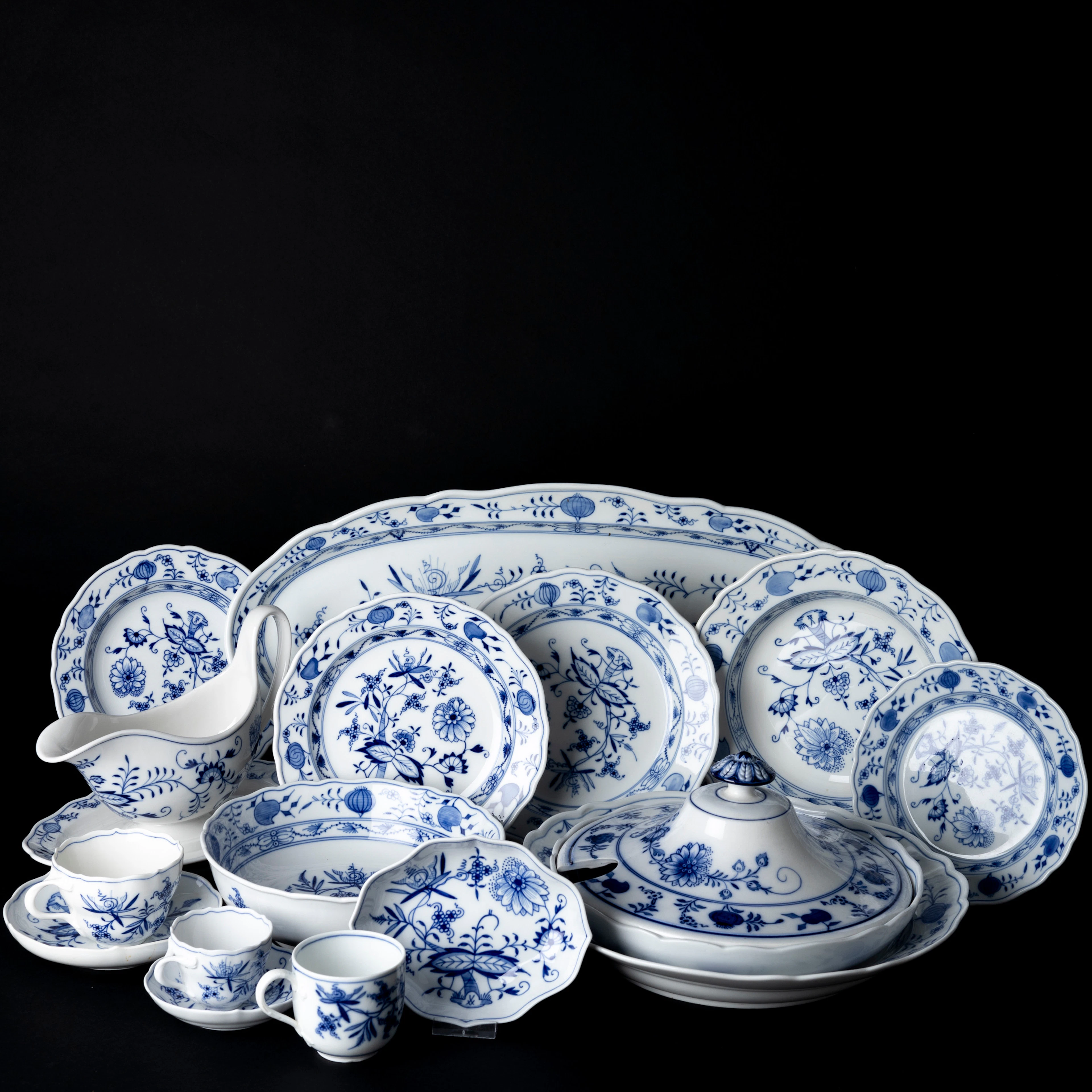 MEISSEN. Servis, ca 70 delar, porslin, "Lökmönstret", 1900-tal.