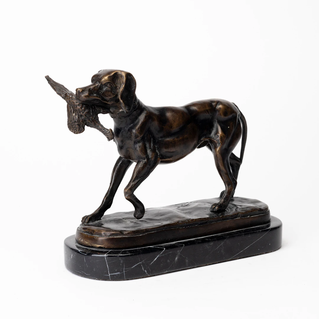 SKULPTUR, jakthund, brons på stensockel, 1900-tal.