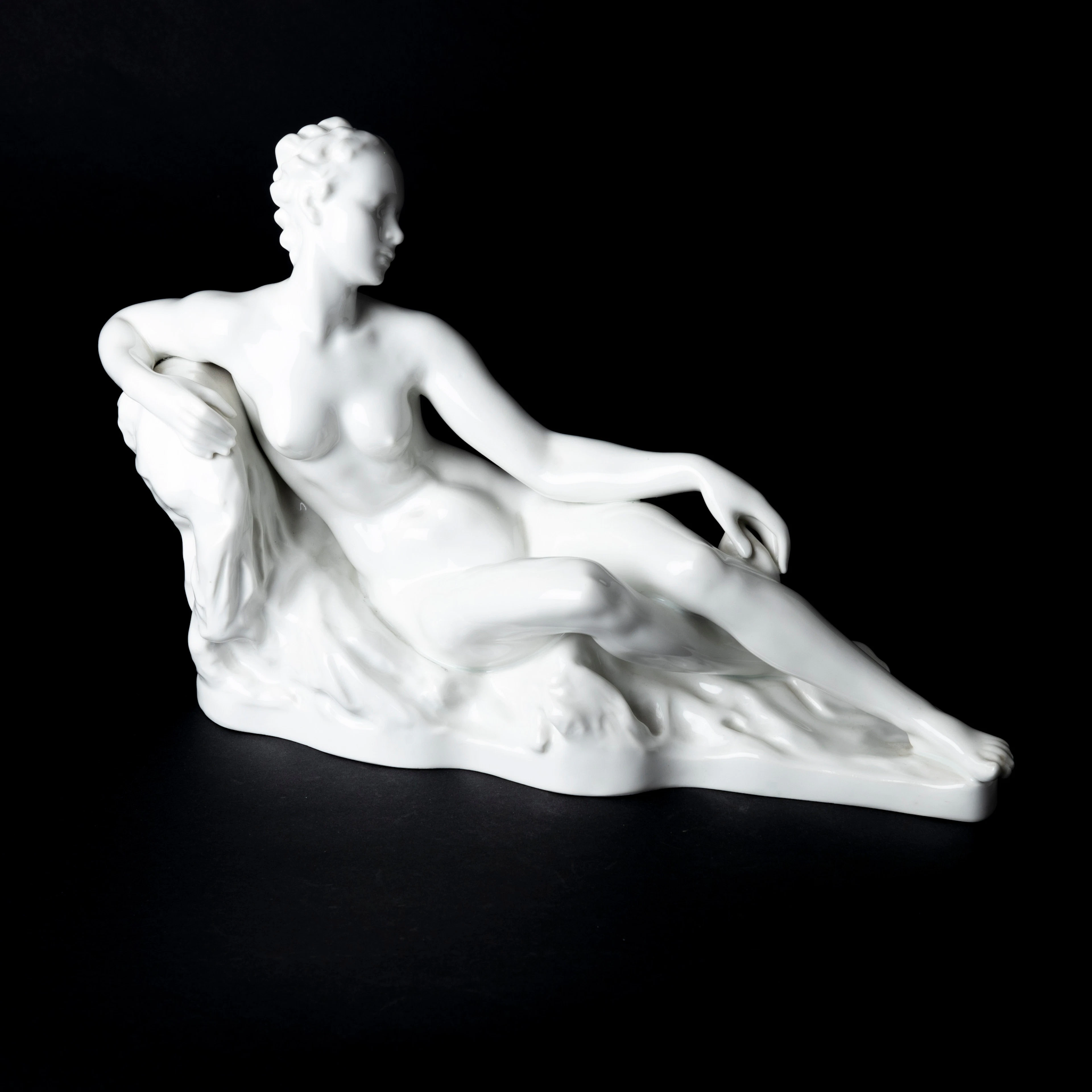 GUSTAV BREDOW. Figurin, porslin, Rosenthal, 1900-tal, liggande kvinna.