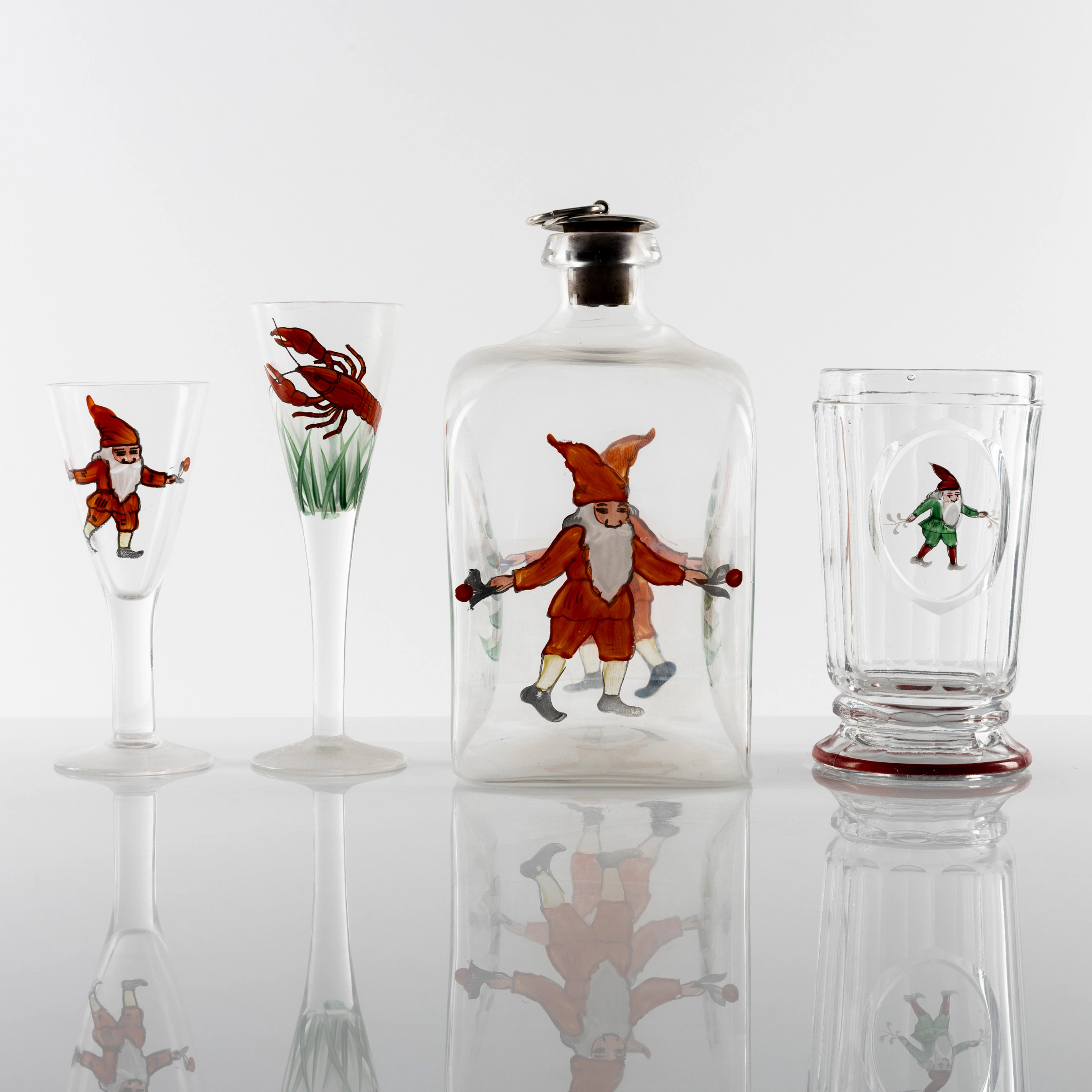 DIVERSE GLAS, 18 delar, tomte och kräftmotiv, emaljmålat, 1900-tal.